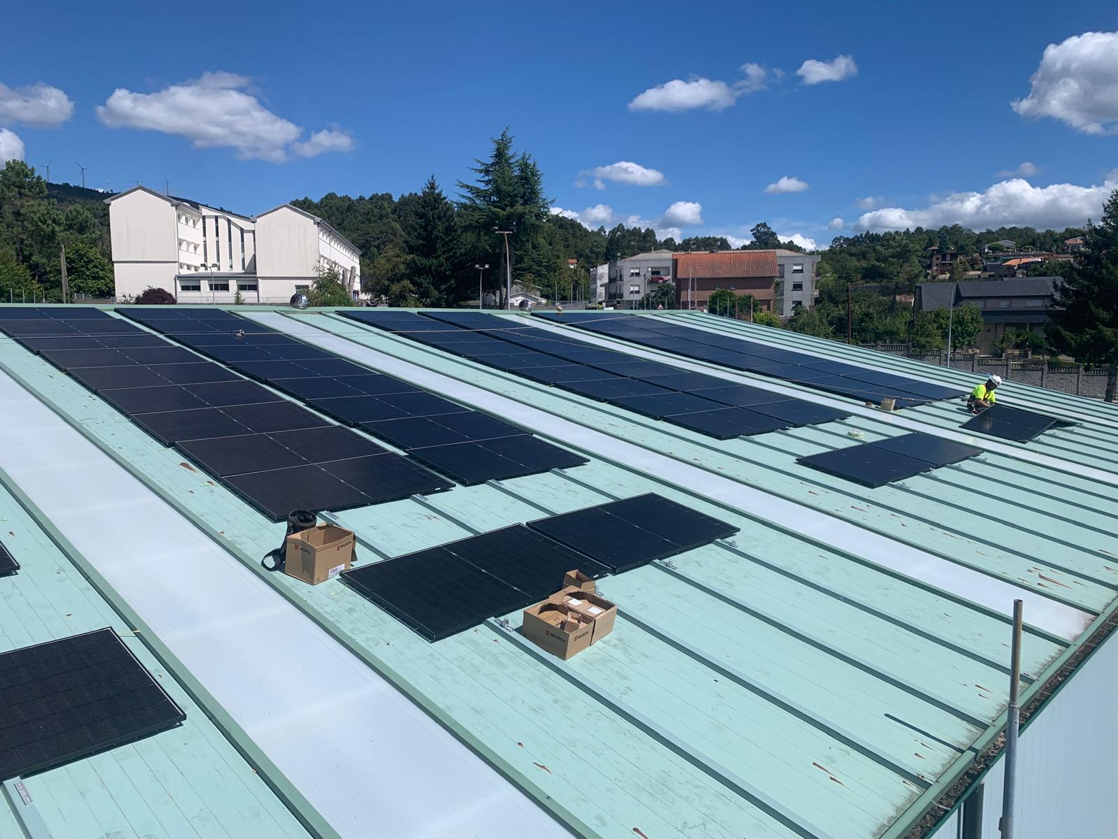 O Alcalde Luis Piña anunciou hoxe a finalización das obras de instalación das plantas fotovoltaicas para autoconsumo colectivo nos pavillóns deportivos da Cañiza e Valeixe