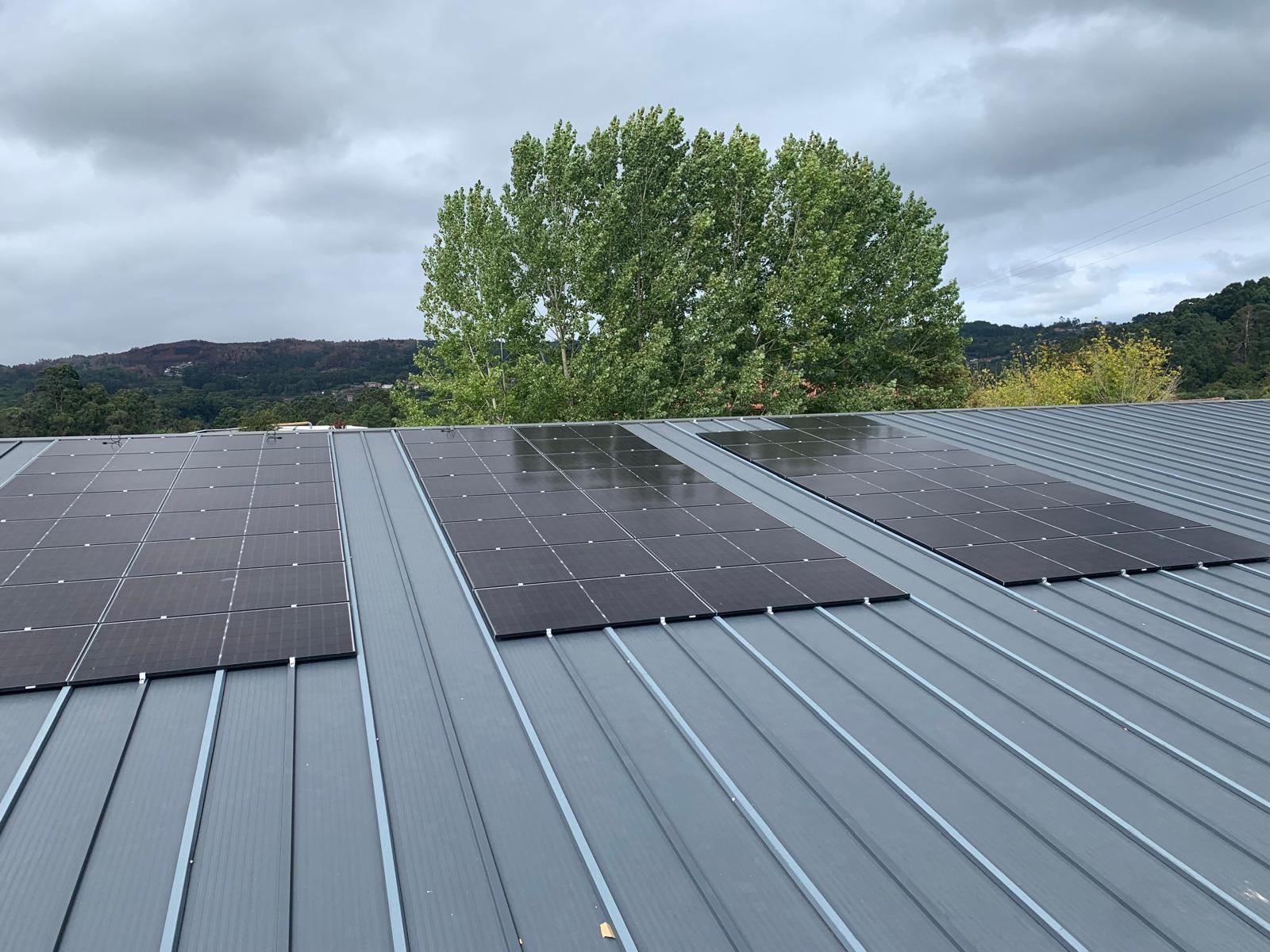 O Alcalde Luis Piña anunciou hoxe a finalización das obras de instalación das plantas fotovoltaicas para autoconsumo colectivo nos pavillóns deportivos da Cañiza e Valeixe