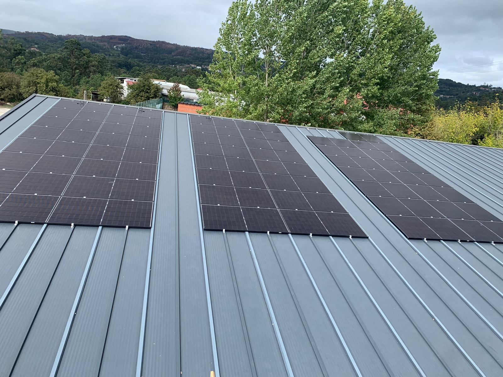 O Alcalde Luis Piña anunciou hoxe a finalización das obras de instalación das plantas fotovoltaicas para autoconsumo colectivo nos pavillóns deportivos da Cañiza e Valeixe