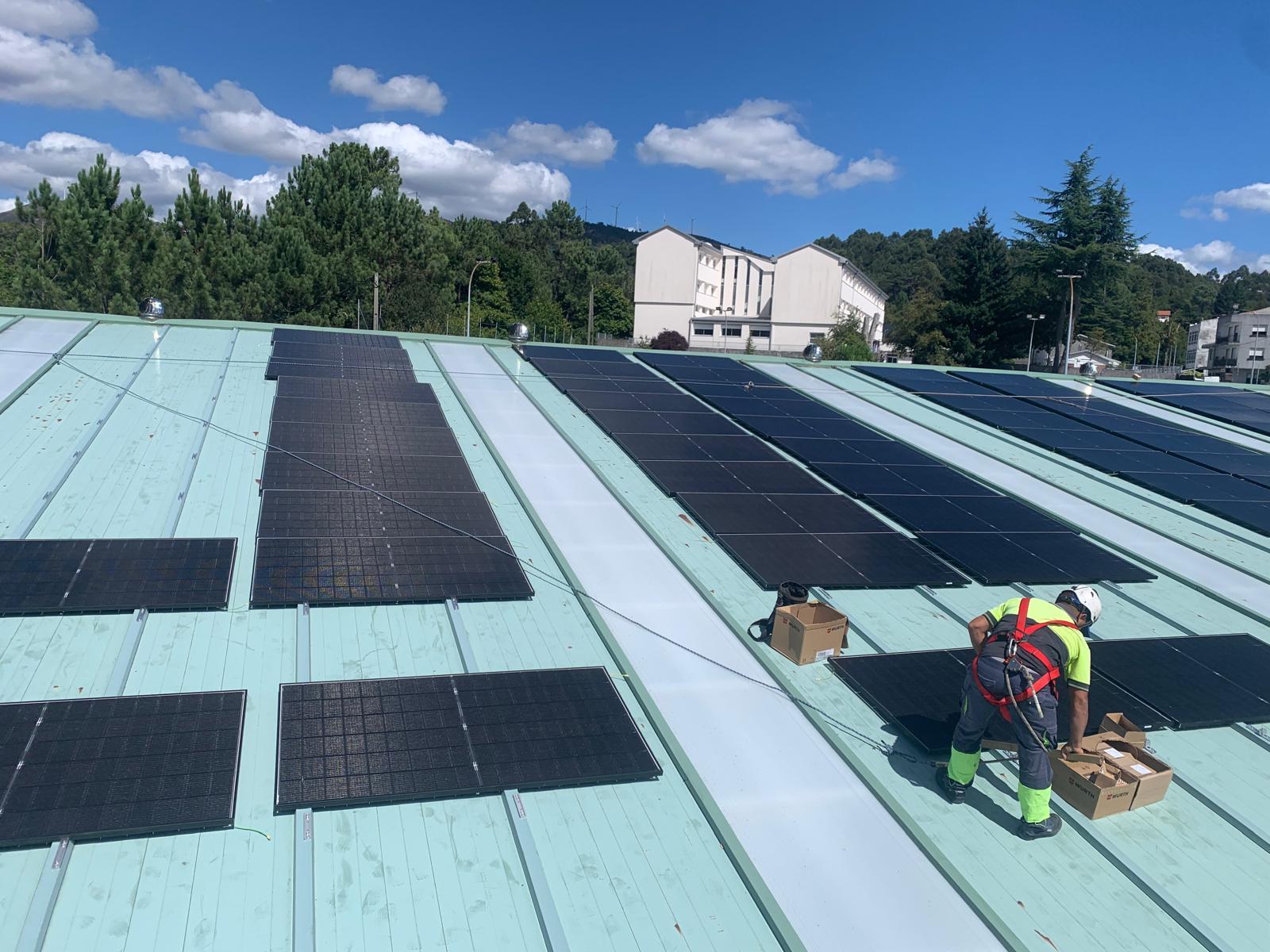 O Alcalde Luis Piña anunciou hoxe a finalización das obras de instalación das plantas fotovoltaicas para autoconsumo colectivo nos pavillóns deportivos da Cañiza e Valeixe