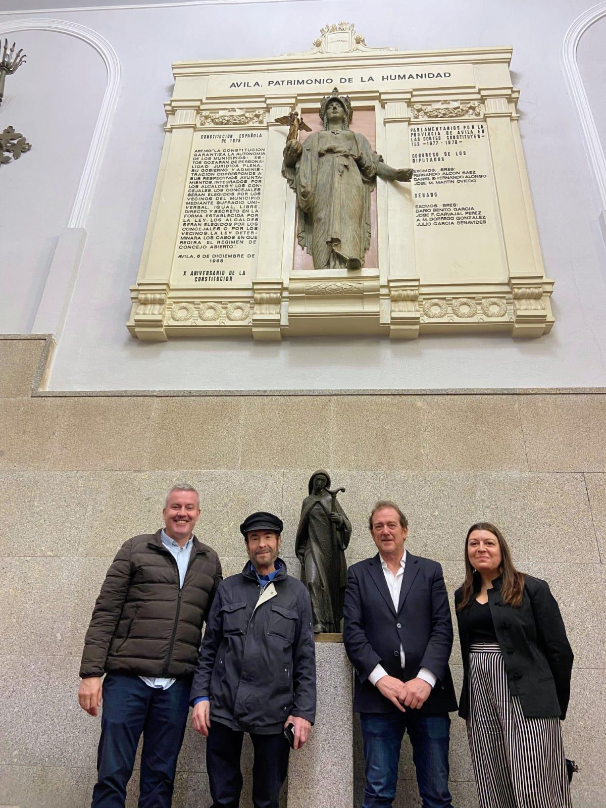 O Alcalde Luis Piña acompaña un ano máis ao artista Diego de Giráldez na inauguración da súa nova exposición en Ávila  O pasado luns inaugurouse no Episcopio de Ávila a exposición “La esencia del pensamiento. Realismo NAS” do artista canicense Diego de Giráldez, unha mostra organizada polo Concello de Ávila que poderá visitarse do 18 ao 31 de maio de 2026. O acto inaugural estivo presidido polo concelleiro de Cultura do Concello de Ávila, Ángel Sánchez, e contou coa presenza do Alcalde da Caniza, Luis Piña,