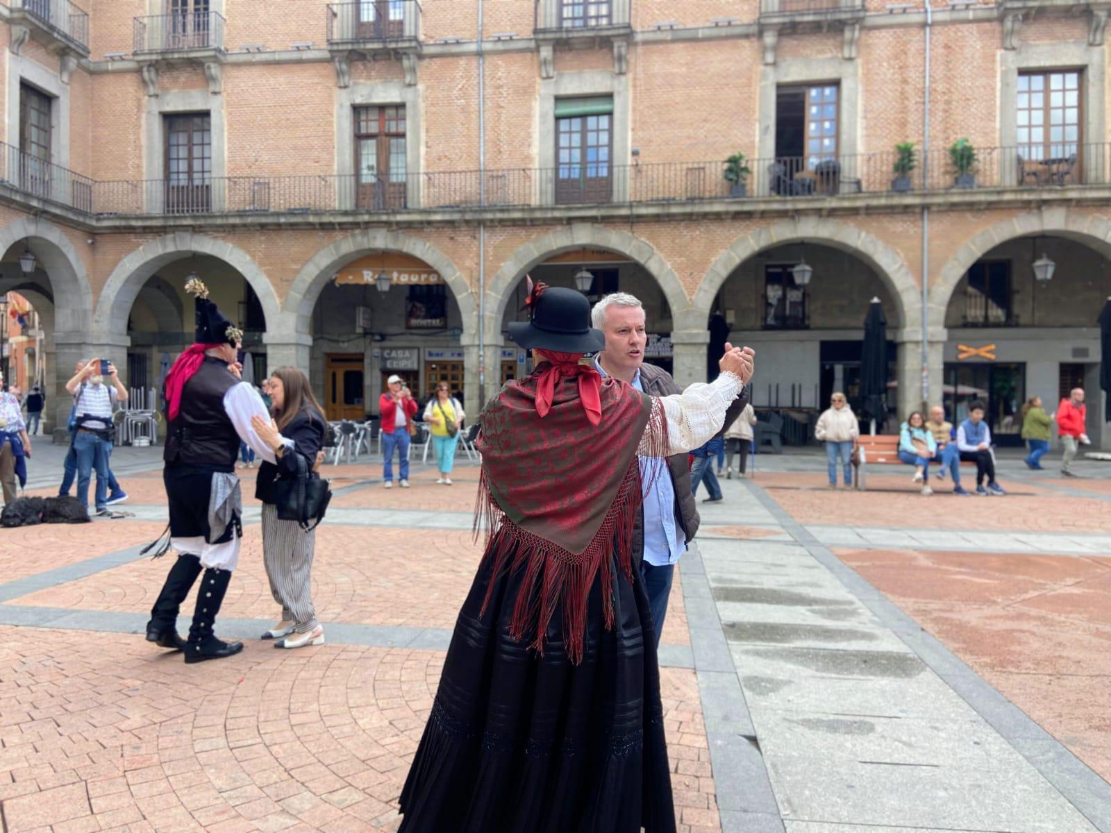 O Alcalde Luis Piña acompaña un ano máis ao artista Diego de Giráldez na inauguración da súa nova exposición en Ávila  O pasado luns inaugurouse no Episcopio de Ávila a exposición “La esencia del pensamiento. Realismo NAS” do artista canicense Diego de Giráldez, unha mostra organizada polo Concello de Ávila que poderá visitarse do 18 ao 31 de maio de 2026. O acto inaugural estivo presidido polo concelleiro de Cultura do Concello de Ávila, Ángel Sánchez, e contou coa presenza do Alcalde da Caniza, Luis Piña,