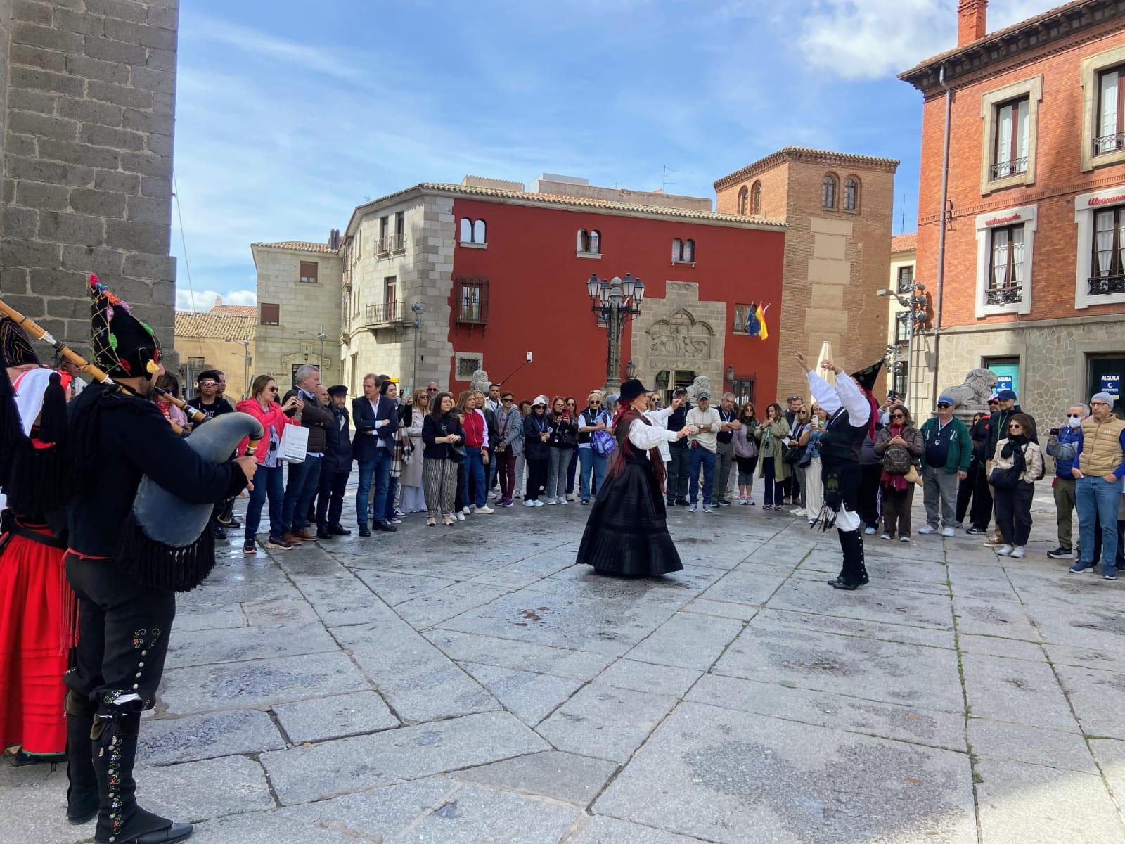 O Alcalde Luis Piña acompaña un ano máis ao artista Diego de Giráldez na inauguración da súa nova exposición en Ávila  O pasado luns inaugurouse no Episcopio de Ávila a exposición “La esencia del pensamiento. Realismo NAS” do artista canicense Diego de Giráldez, unha mostra organizada polo Concello de Ávila que poderá visitarse do 18 ao 31 de maio de 2026. O acto inaugural estivo presidido polo concelleiro de Cultura do Concello de Ávila, Ángel Sánchez, e contou coa presenza do Alcalde da Caniza, Luis Piña,