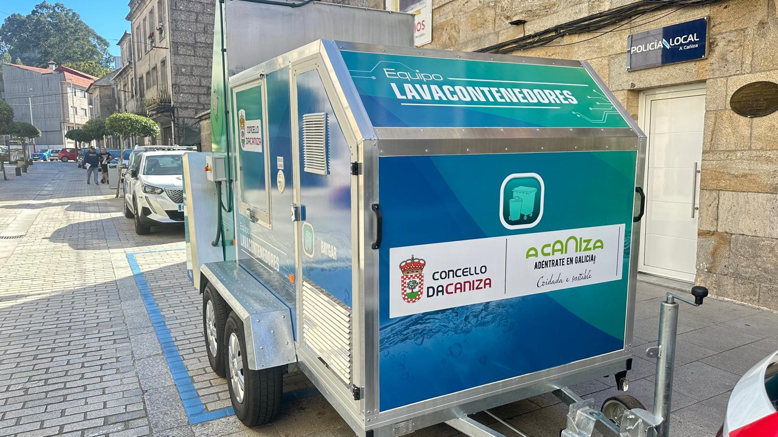 O Alcalde recepciona o novo remolque lavacontedores destinado ao Servizo Municipal de Recollida do Lixo  O equipamento permitirá mellorar a limpeza e hixiene dos colectores municipais.  A mesma subvención do Fondo de Compensación Ambiental financia tamén a adquisición de sete desbrozadoras de man para reforzar os traballos de limpeza de maleza.  O Alcalde Luis Piña recepcionou onte, 19 de outubro, o novo remolque lavacontedores que se incorporará ao Servizo Municipal de Recollida do Lixo, unha adquisición d