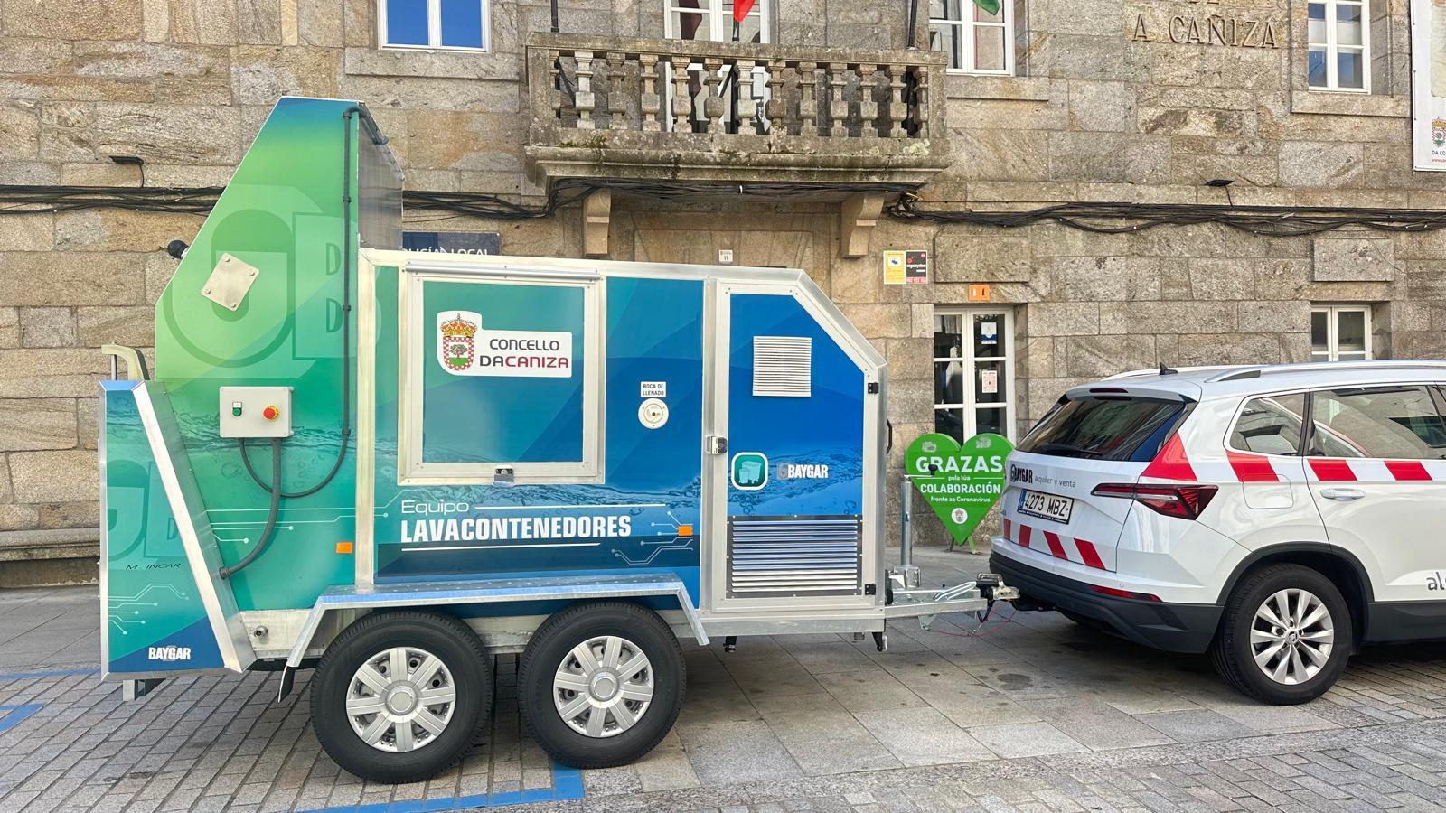 O Alcalde recepciona o novo remolque lavacontedores destinado ao Servizo Municipal de Recollida do Lixo  O equipamento permitirá mellorar a limpeza e hixiene dos colectores municipais.  A mesma subvención do Fondo de Compensación Ambiental financia tamén a adquisición de sete desbrozadoras de man para reforzar os traballos de limpeza de maleza.  O Alcalde Luis Piña recepcionou onte, 19 de outubro, o novo remolque lavacontedores que se incorporará ao Servizo Municipal de Recollida do Lixo, unha adquisición d