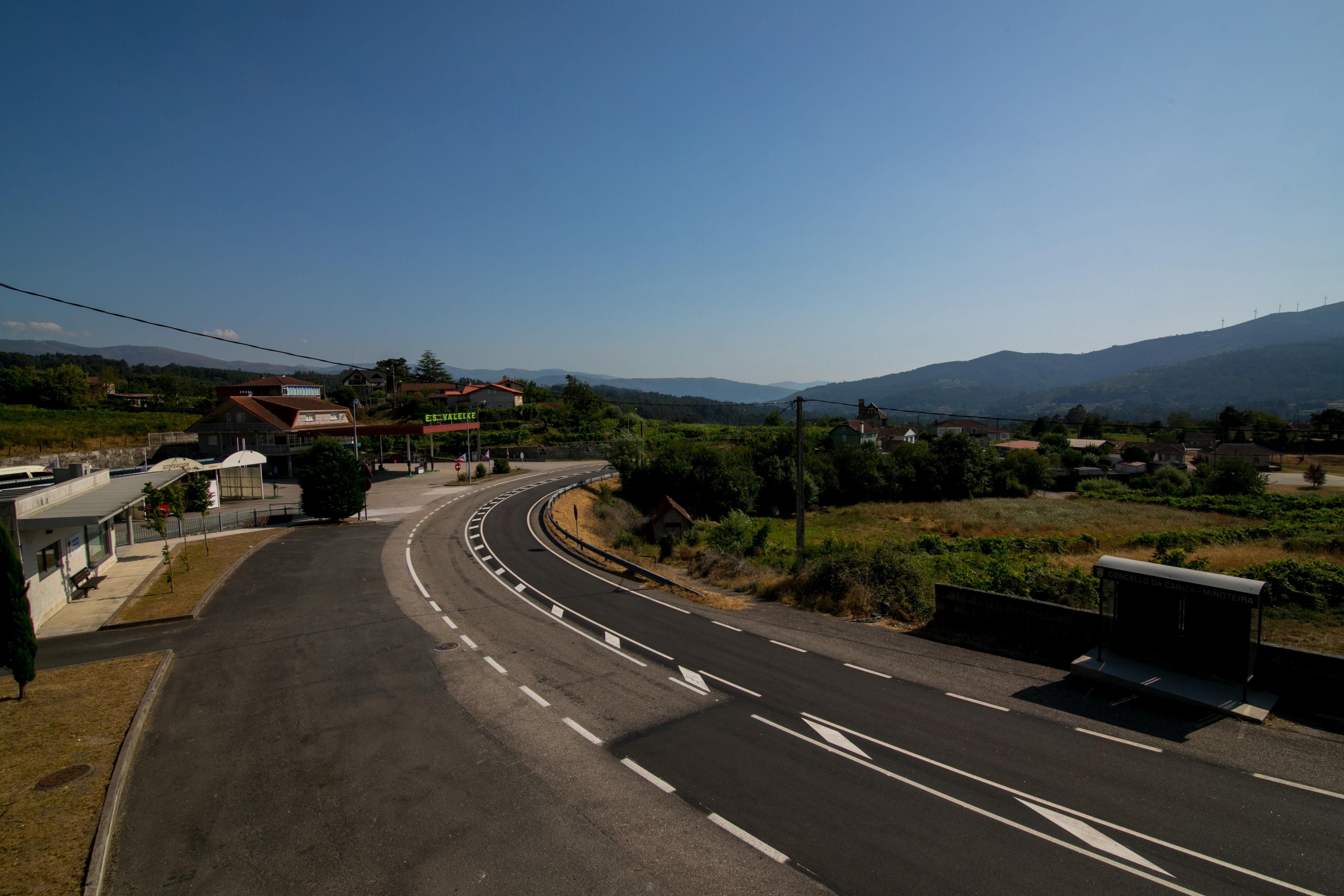 carretera que une os municipios da Cañiza e Arbo ao seu paso polo lugar da Miñoteira na parroquia de Valeixe