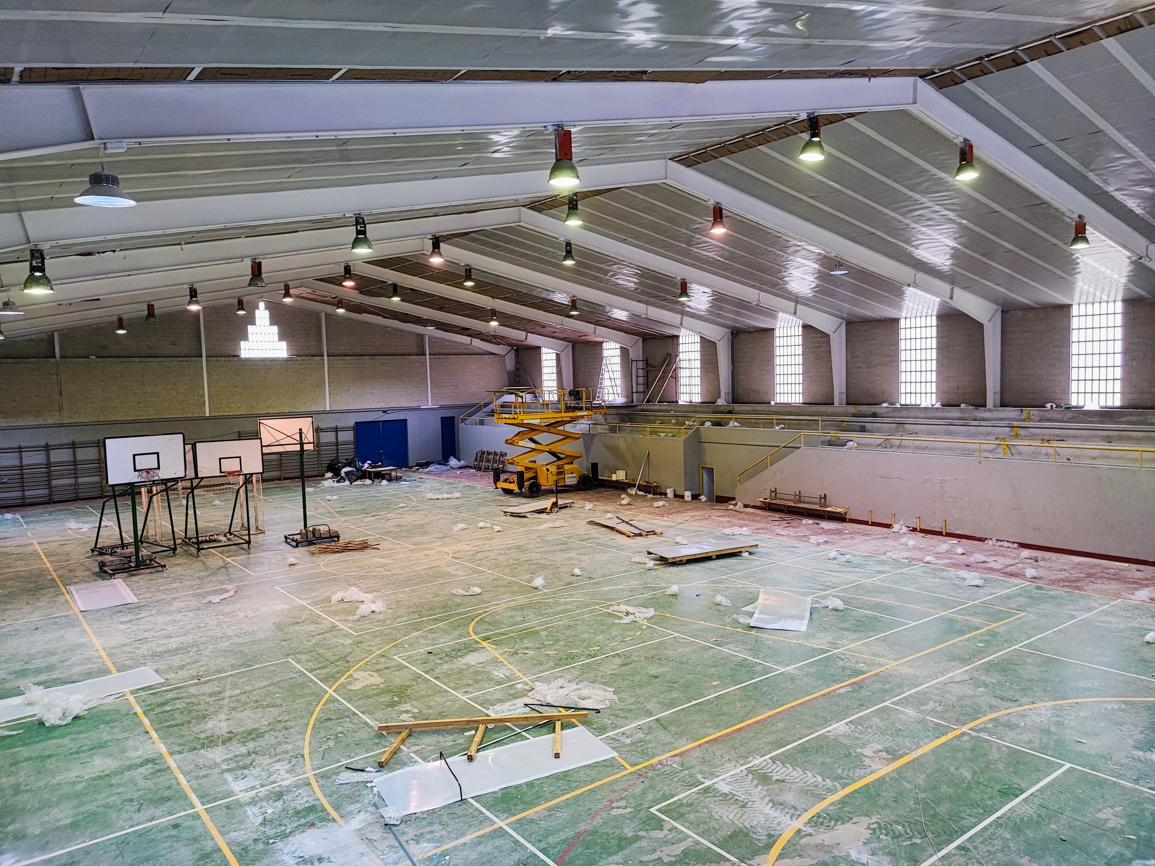 detalle das obras de reforma integral da cuberta do pavillon de deportes de Valeixe