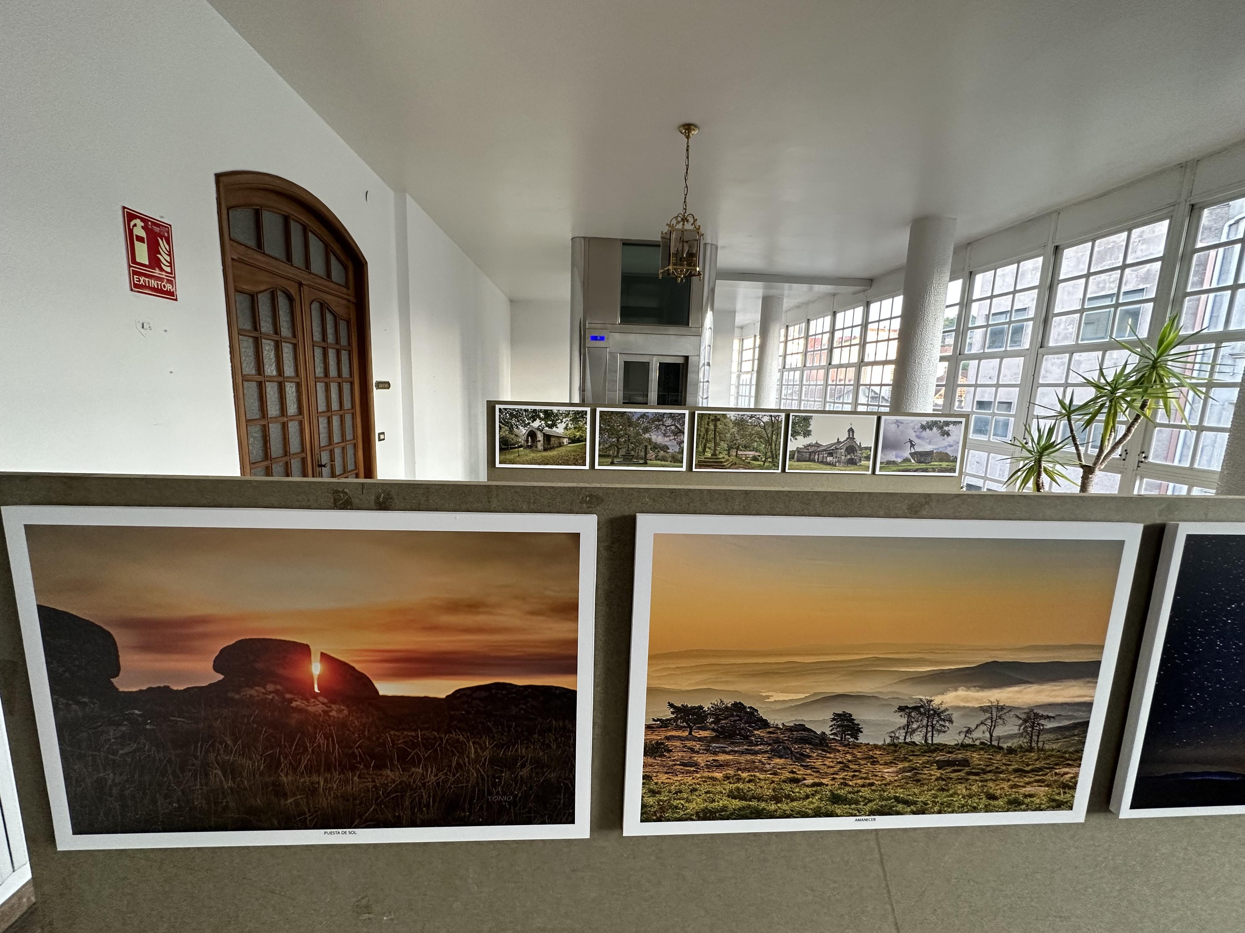 Acompañamos a Antonio Jiménez (Tonio), autor da mostra fotográfica «SUÍDO, MOMENTOS E LUGARES» que se expón no Concello ata o 28 de xullo. 