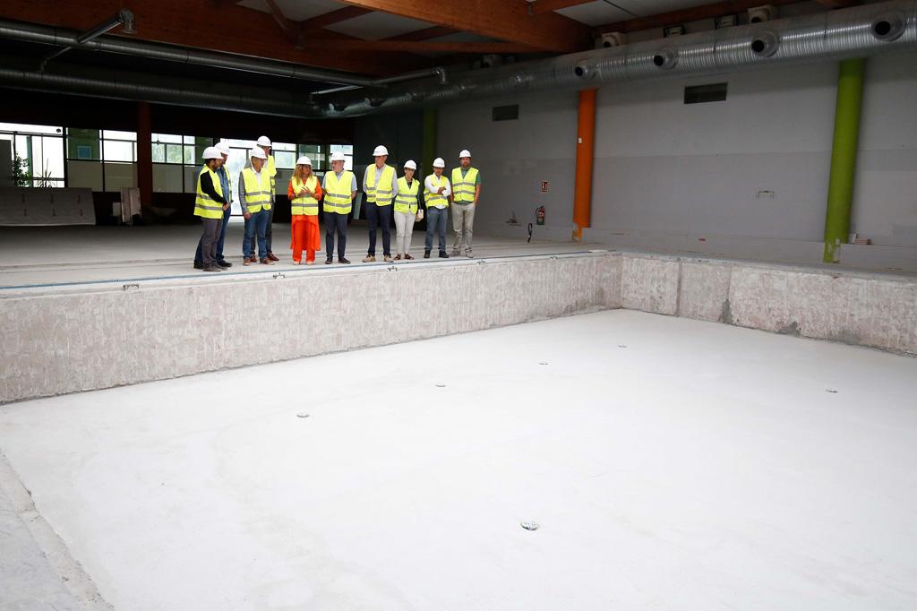 Visita de la Presidenta de la Diputacion de Pontevedra Carmela Silva a las obras de la piscina climatizada de A Cañiza el 12 de agosto