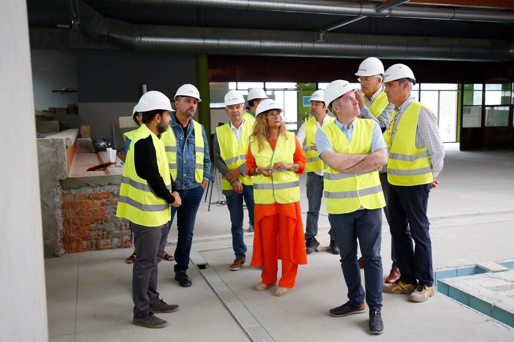 Visita de la Presidenta de la Diputacion de Pontevedra Carmela Silva a las obras de la piscina climatizada de A Cañiza el 12 de agosto