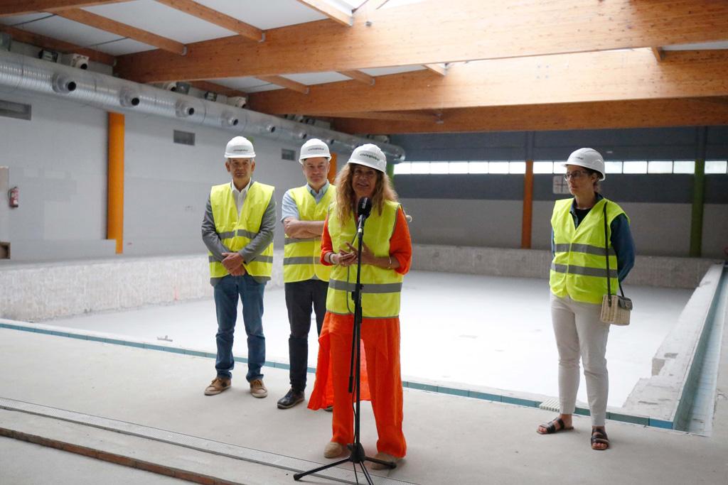 Visita de la Presidenta de la Diputacion de Pontevedra Carmela Silva a las obras de la piscina climatizada de A Cañiza el 12 de agosto