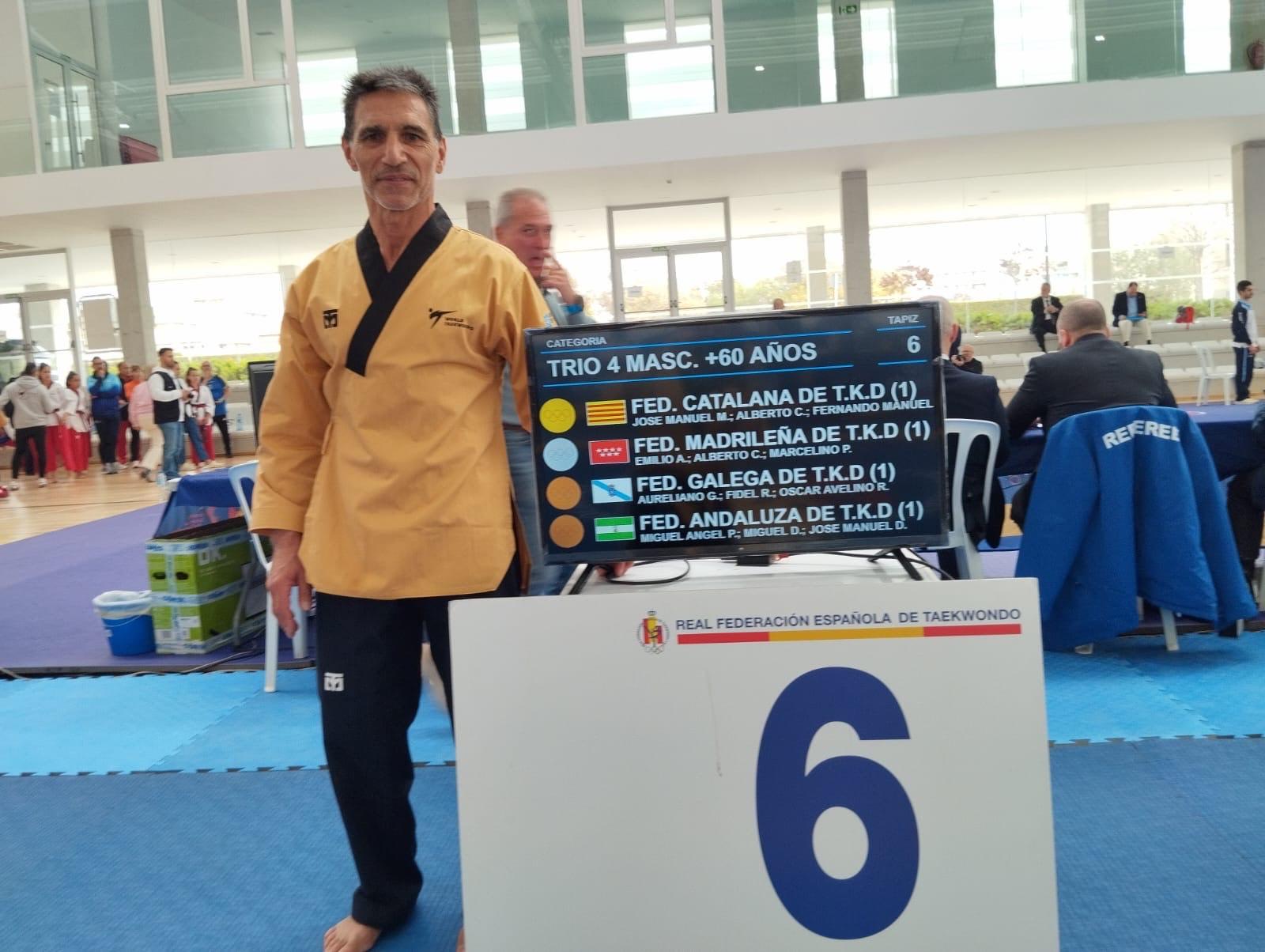 O Alcalde recibe no Salón de Plenos a Fidel Rodríguez, adestrador e coordinador do ximnasio municipal , tras conseguir a medalla de bronce no Campionato de España por Equipos de Poomsae