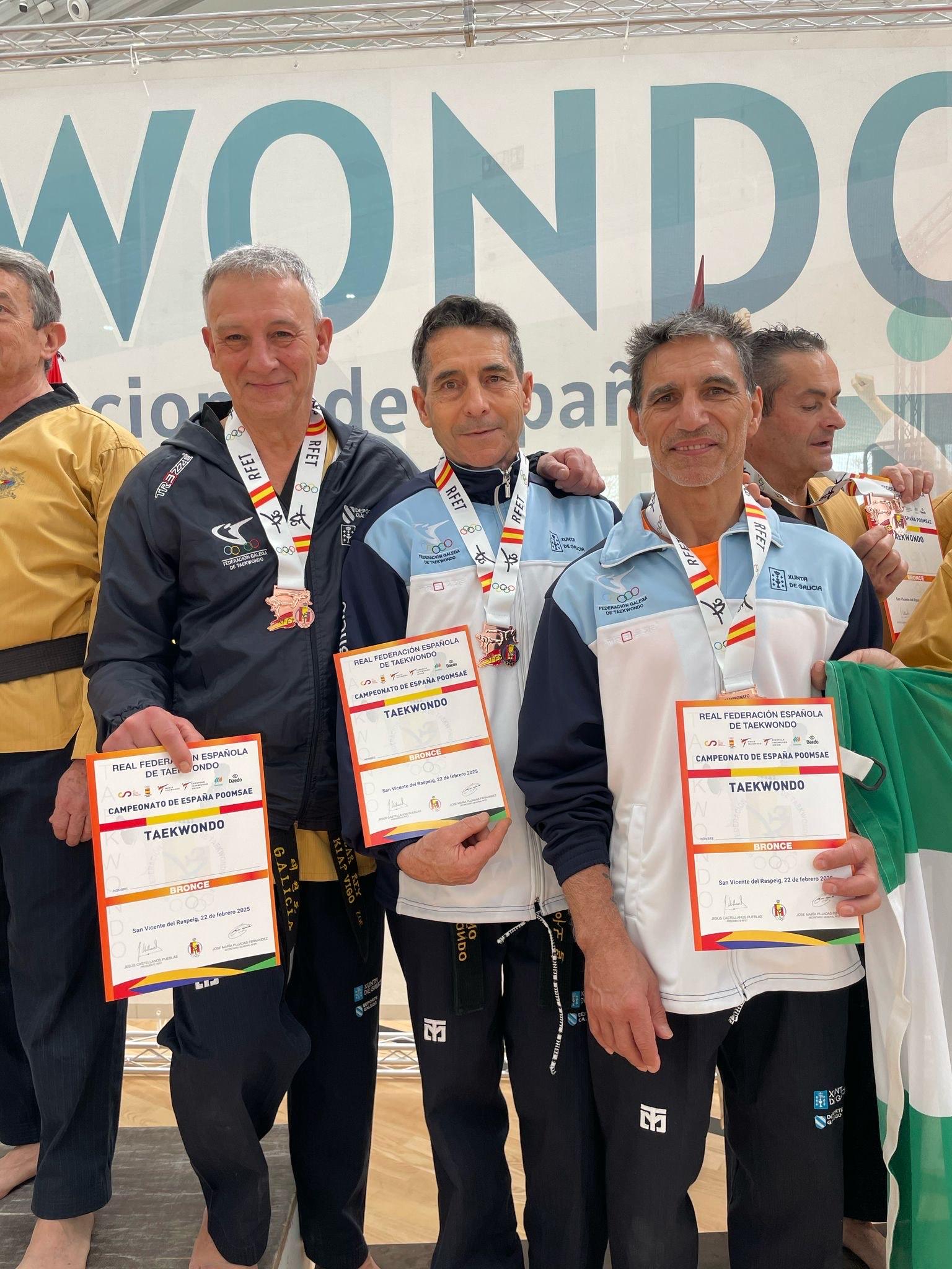 O Alcalde recibe no Salón de Plenos a Fidel Rodríguez, adestrador e coordinador do ximnasio municipal , tras conseguir a medalla de bronce no Campionato de España por Equipos de Poomsae