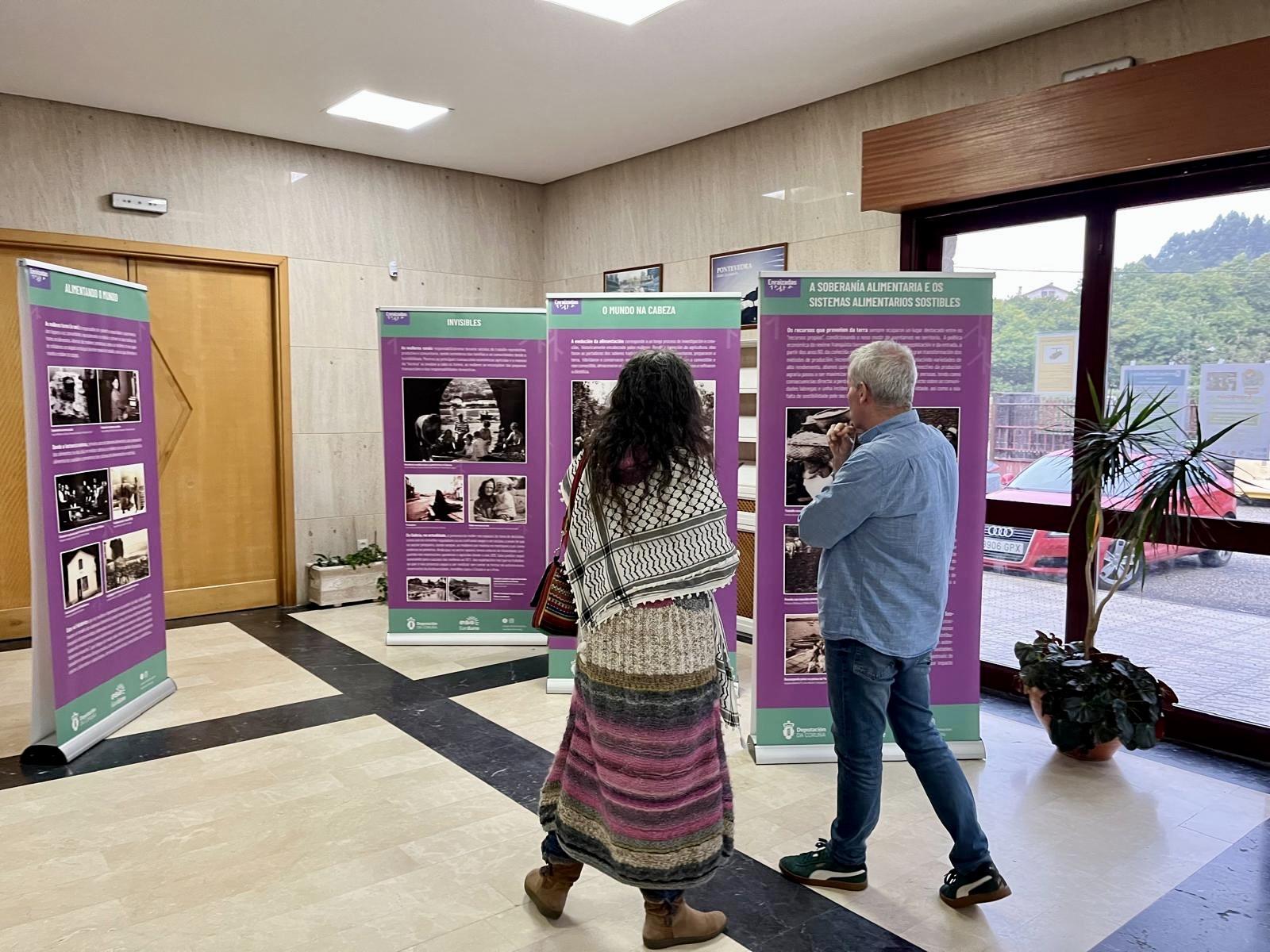 O Alcalde Luis Piña e a presidenta da Fundación Eomaia, Lucía González Vicente, inauguraron a exposición “Soberanía Alimentaria” na Cañiza.