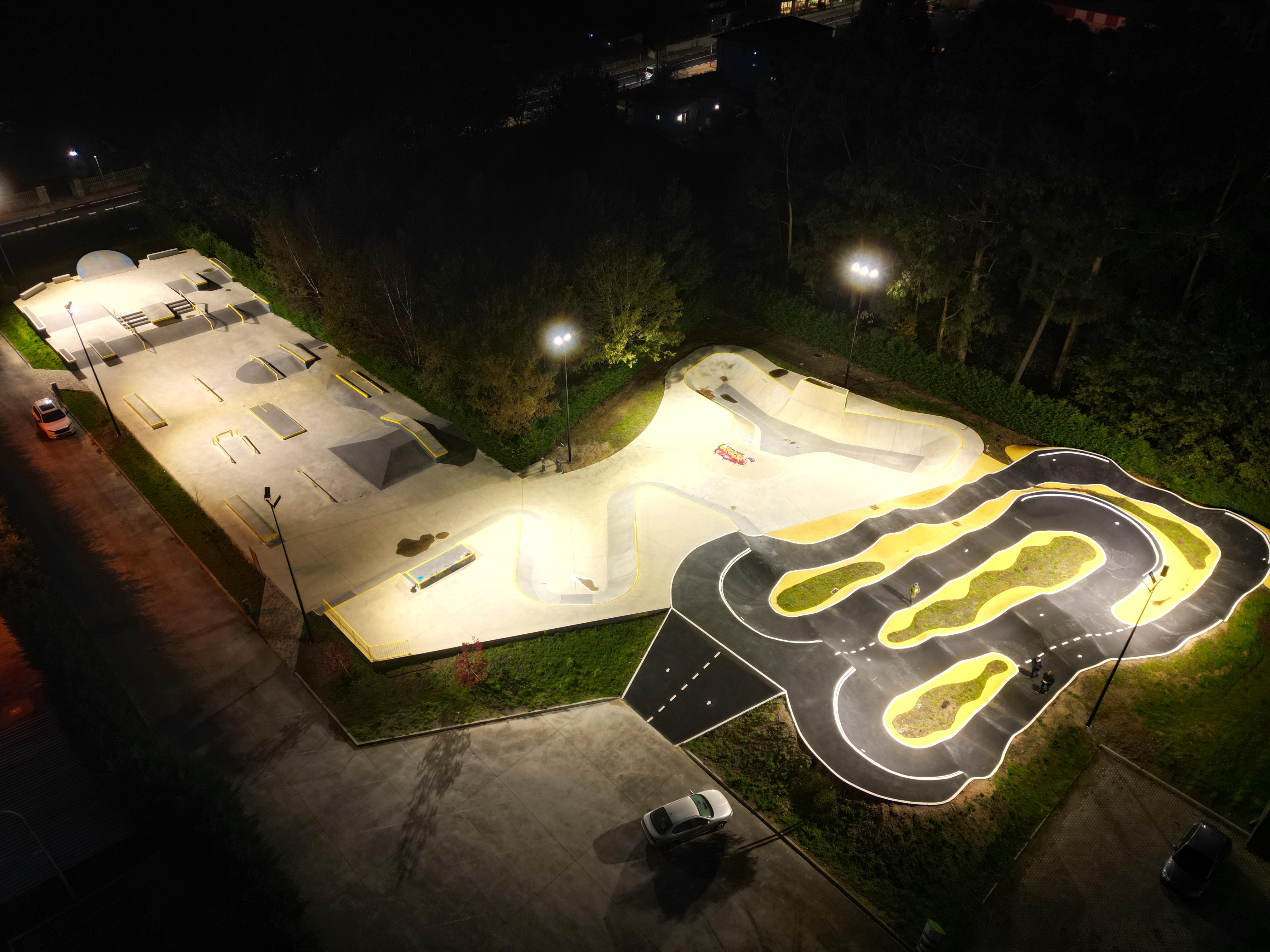 As pistas de skatepark  e pumptrak da Cañiza estrean iluminación  	O Alcalde anunciou esta mañá que xa están rematadas as obras de dotación de iluminación exterior pública nesta instalación deportiva, inaugurada o 5 de xuño de 2023.  	Luis Piña visitou onte pola noite as pistas, acompañado dos Concelleiros de Goberno,  de Maika Martínez e Marcos Núñez, enxeñeiros da empresa encargada da redacción do proxecto e dirección da obra, Geourban Ingeniería Ambiental y Urbanismo S.L., así como do xerente da empres