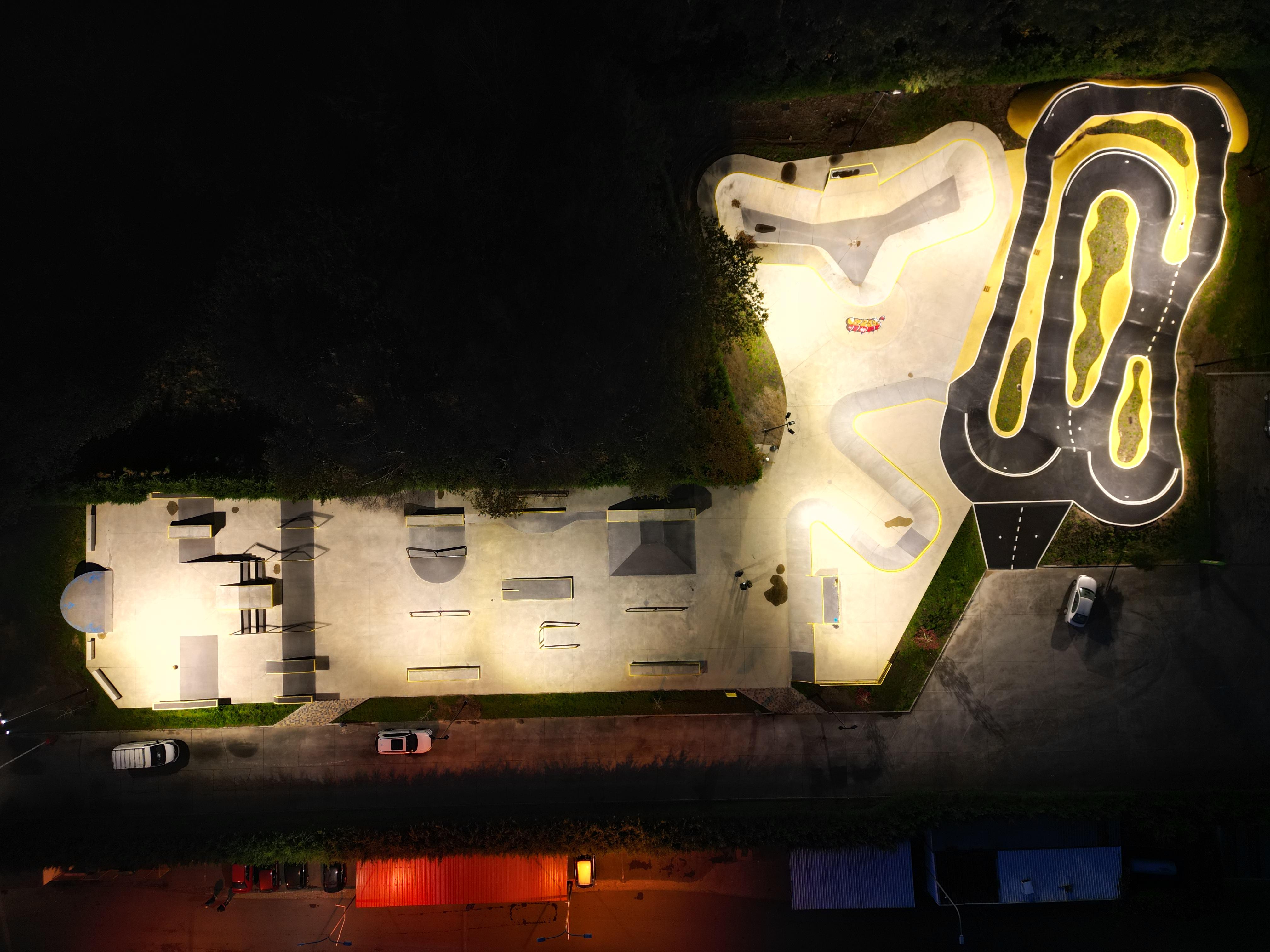 As pistas de skatepark  e pumptrak da Cañiza estrean iluminación  	O Alcalde anunciou esta mañá que xa están rematadas as obras de dotación de iluminación exterior pública nesta instalación deportiva, inaugurada o 5 de xuño de 2023.  	Luis Piña visitou onte pola noite as pistas, acompañado dos Concelleiros de Goberno,  de Maika Martínez e Marcos Núñez, enxeñeiros da empresa encargada da redacción do proxecto e dirección da obra, Geourban Ingeniería Ambiental y Urbanismo S.L., así como do xerente da empres