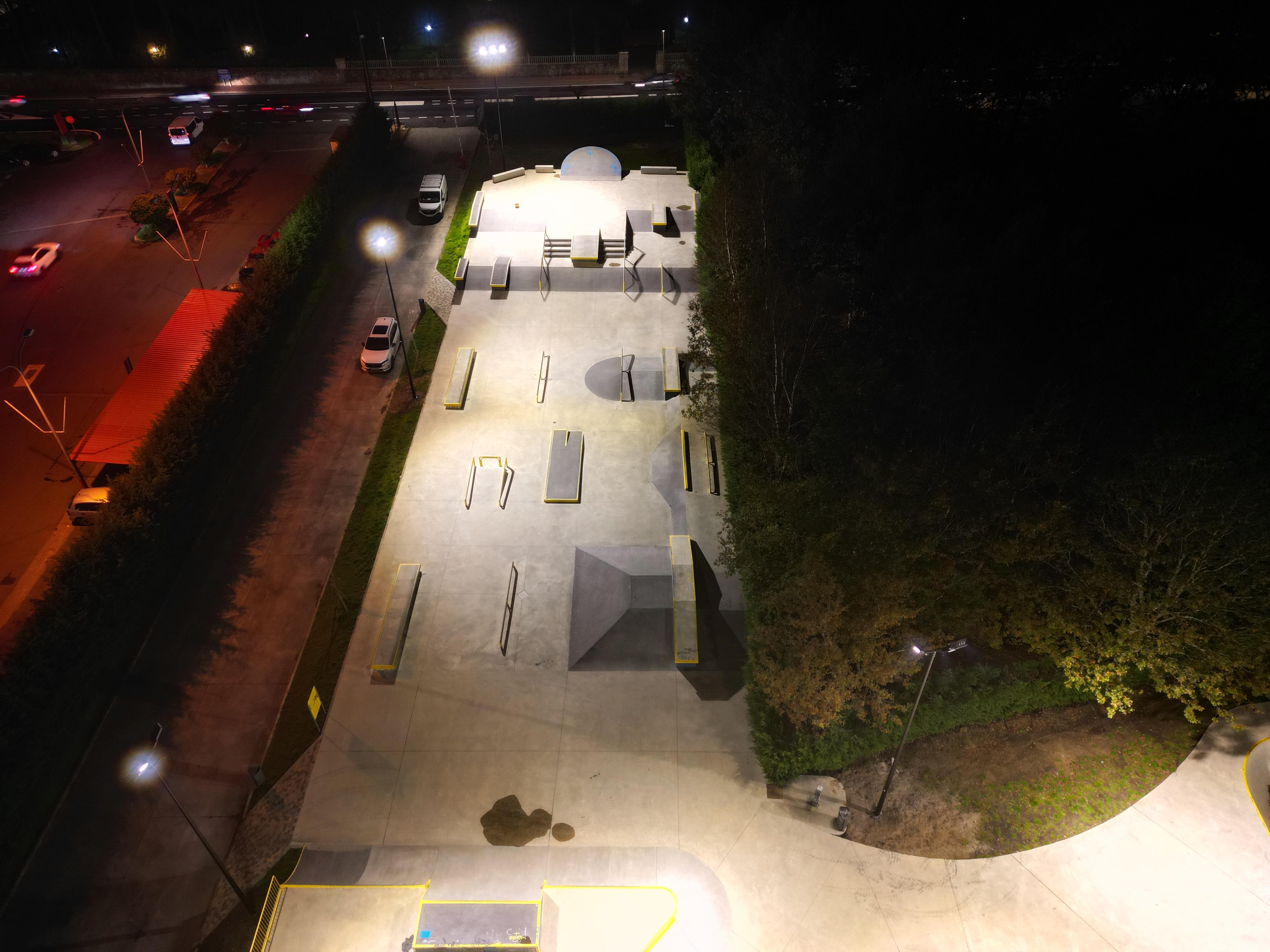 As pistas de skatepark  e pumptrak da Cañiza estrean iluminación  	O Alcalde anunciou esta mañá que xa están rematadas as obras de dotación de iluminación exterior pública nesta instalación deportiva, inaugurada o 5 de xuño de 2023.  	Luis Piña visitou onte pola noite as pistas, acompañado dos Concelleiros de Goberno,  de Maika Martínez e Marcos Núñez, enxeñeiros da empresa encargada da redacción do proxecto e dirección da obra, Geourban Ingeniería Ambiental y Urbanismo S.L., así como do xerente da empres