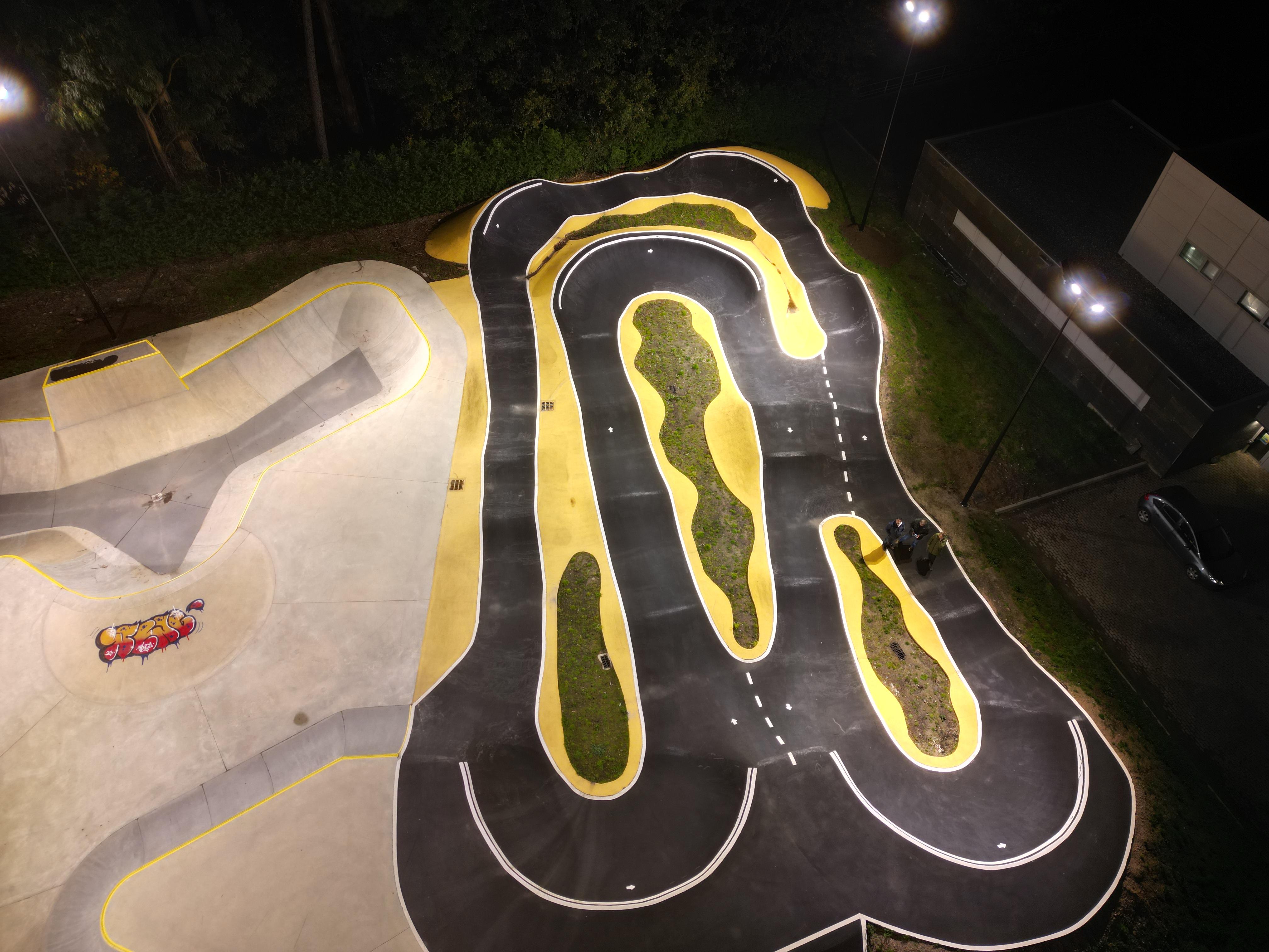 As pistas de skatepark  e pumptrak da Cañiza estrean iluminación  	O Alcalde anunciou esta mañá que xa están rematadas as obras de dotación de iluminación exterior pública nesta instalación deportiva, inaugurada o 5 de xuño de 2023.  	Luis Piña visitou onte pola noite as pistas, acompañado dos Concelleiros de Goberno,  de Maika Martínez e Marcos Núñez, enxeñeiros da empresa encargada da redacción do proxecto e dirección da obra, Geourban Ingeniería Ambiental y Urbanismo S.L., así como do xerente da empres