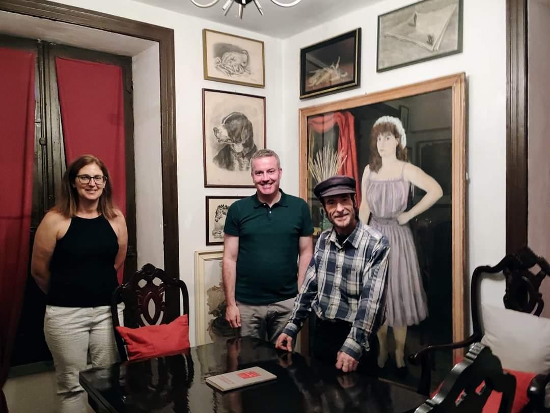O Alcalde Luis PIña e a Concelleira Mª José Rodríguez co Pintor Diego de Giráldez nunha das salas do seu Museo