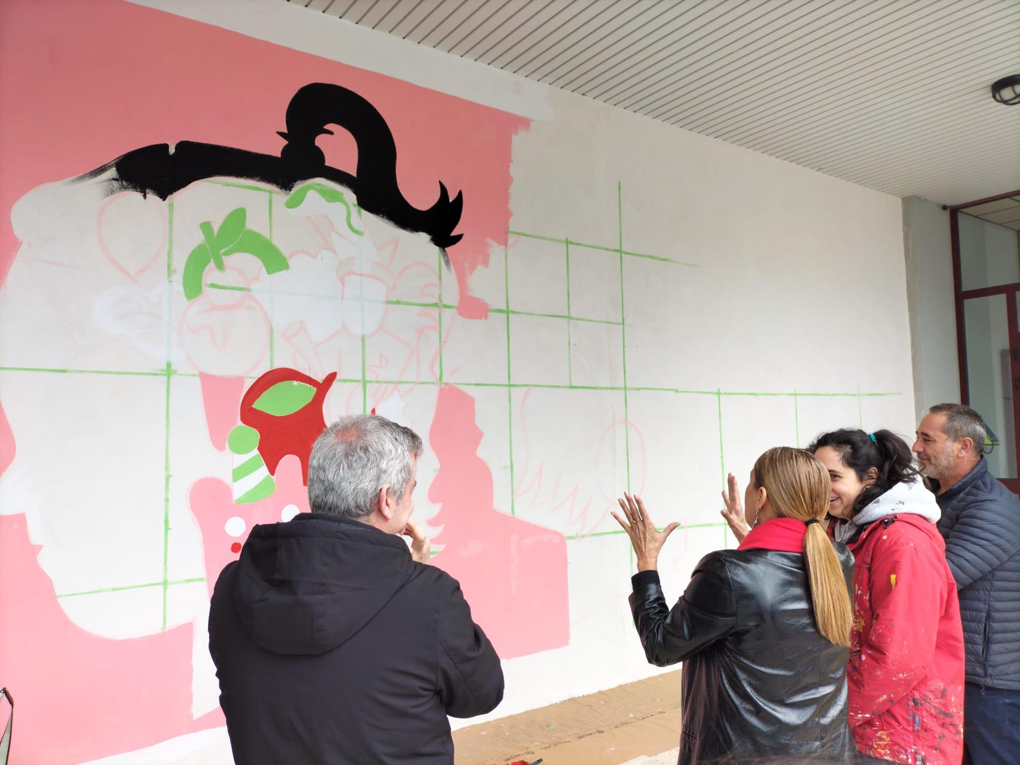 Carmela Silva volve á Cañiza para acompañar á artista urbana Amaia Arrazola no inicio do mural de igualdade