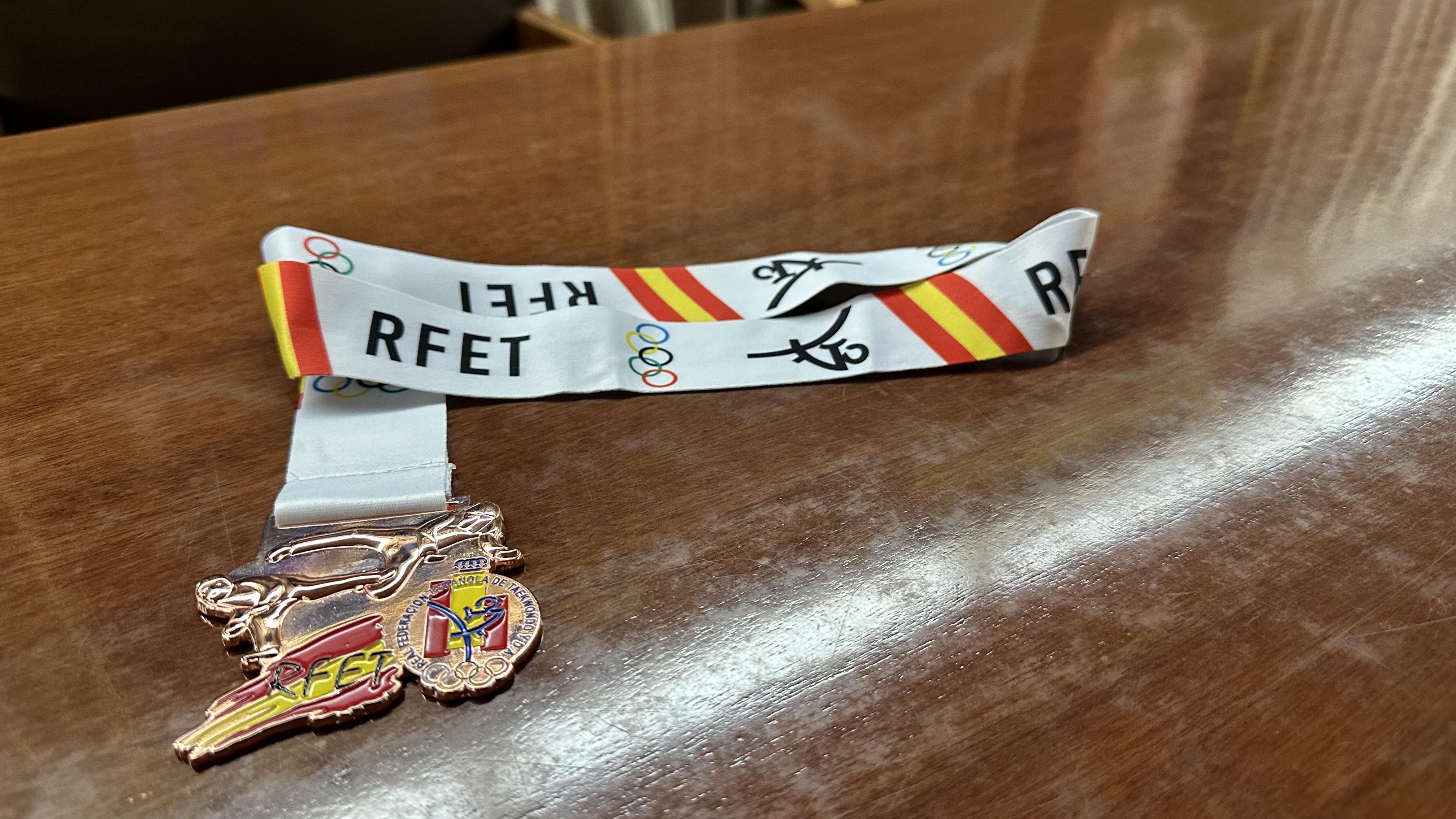 O Alcalde recibe no Salón de Plenos a Fidel Rodríguez, adestrador e coordinador do ximnasio municipal , tras conseguir a medalla de bronce no Campionato de España por Equipos de Poomsae