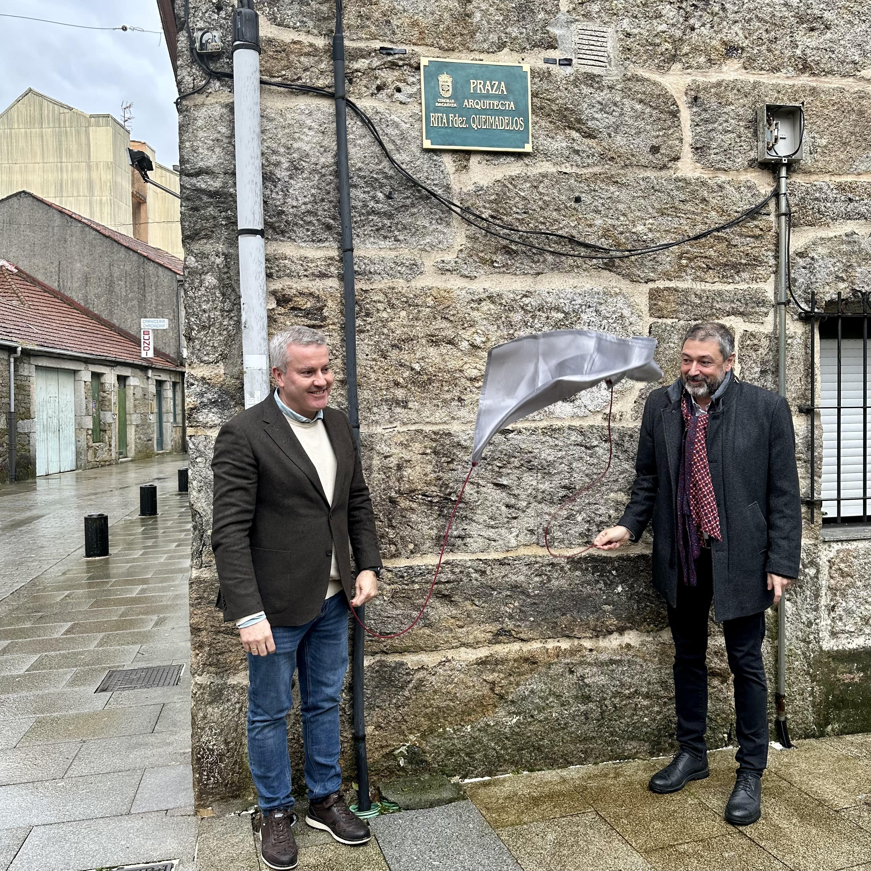 A Cañiza e o Colexio de Arquitectos de Galicia renden homenaxe a Rita Fernández Queimadelos, unha arquitecta pioneira galega que a partires de hoxe da nome á Praza do Mercado