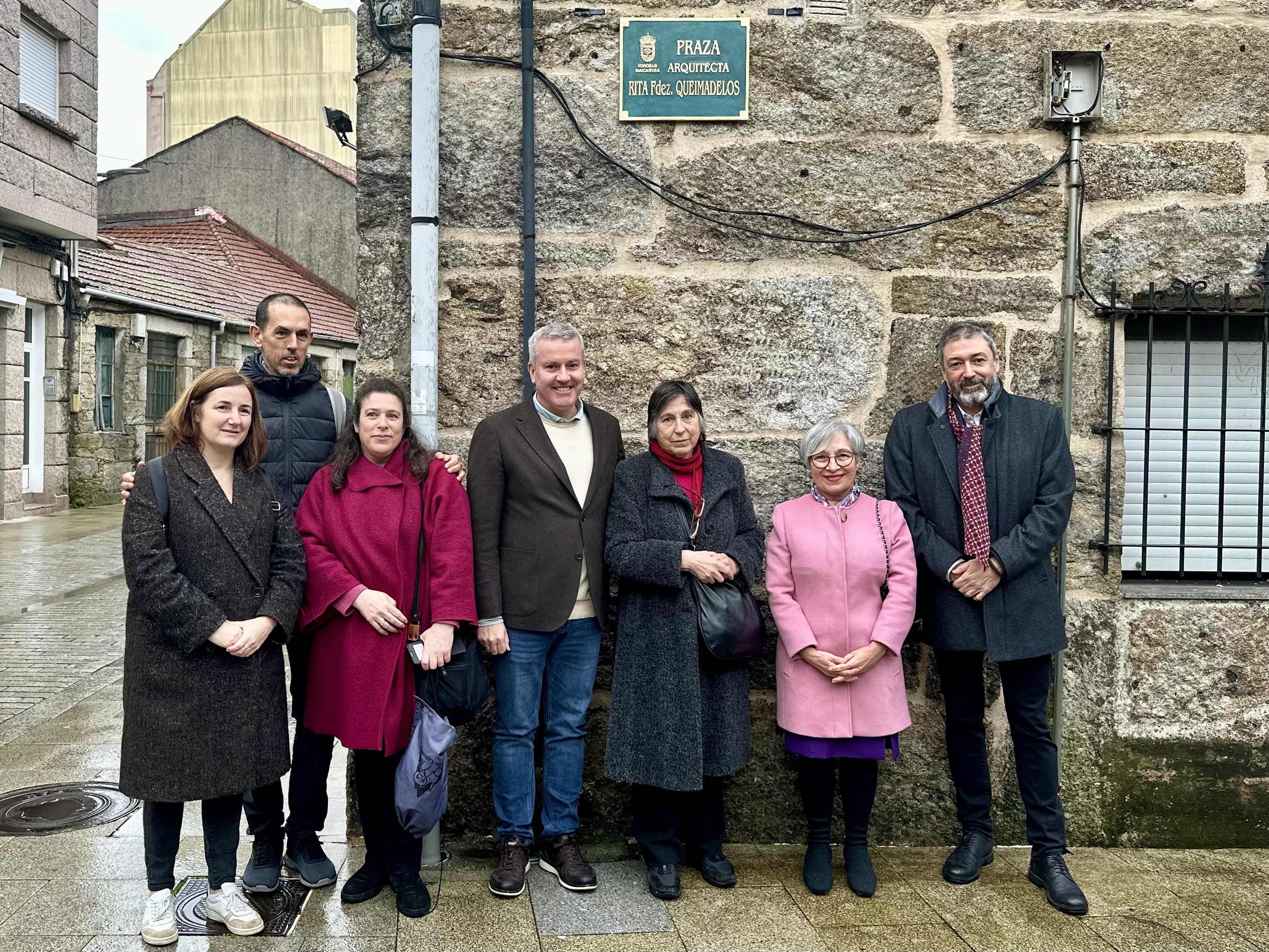 A Cañiza e o Colexio de Arquitectos de Galicia renden homenaxe a Rita Fernández Queimadelos, unha arquitecta pioneira galega que a partires de hoxe da nome á Praza do Mercado