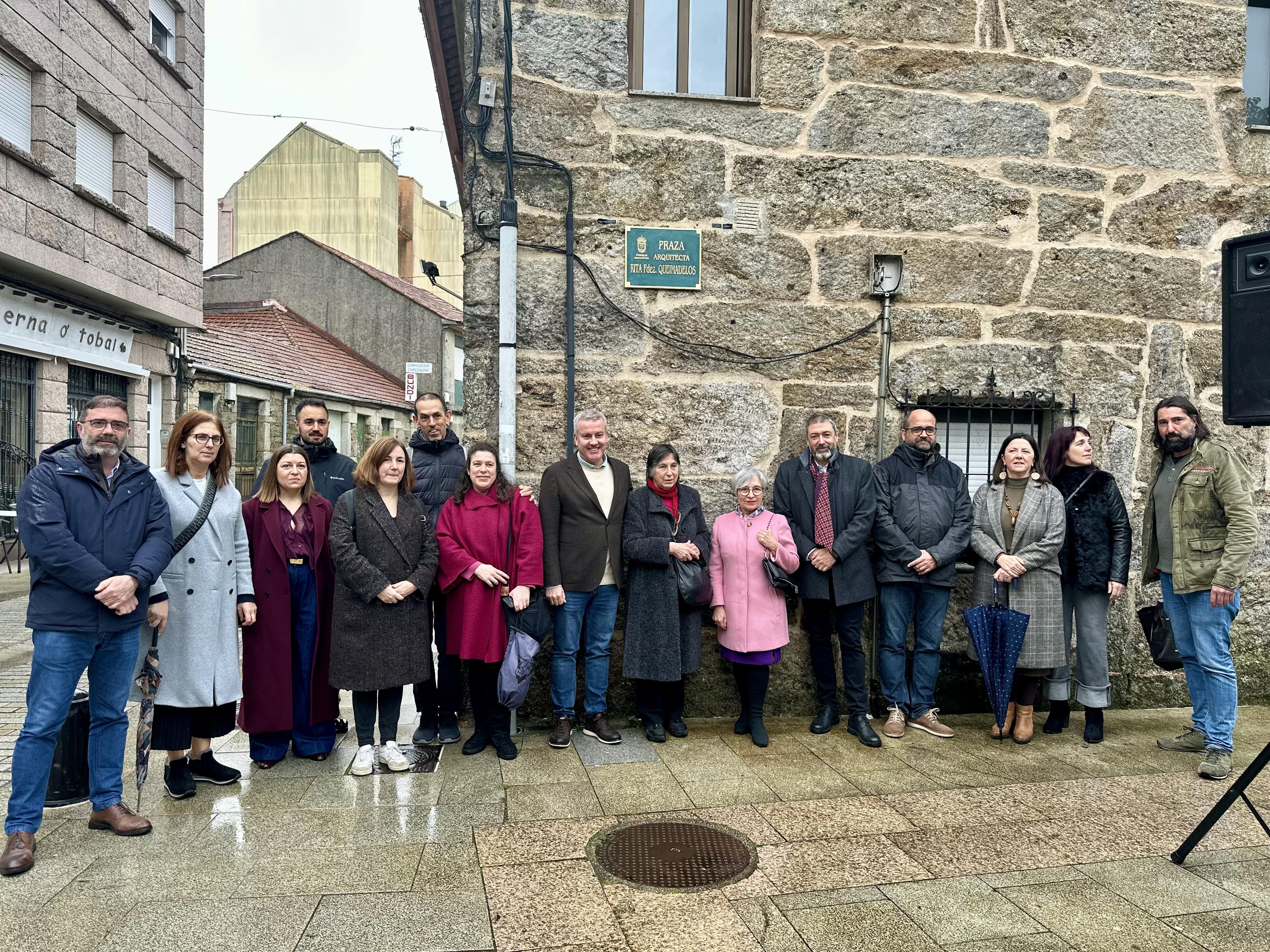 A Cañiza e o Colexio de Arquitectos de Galicia renden homenaxe a Rita Fernández Queimadelos, unha arquitecta pioneira galega que a partires de hoxe da nome á Praza do Mercado