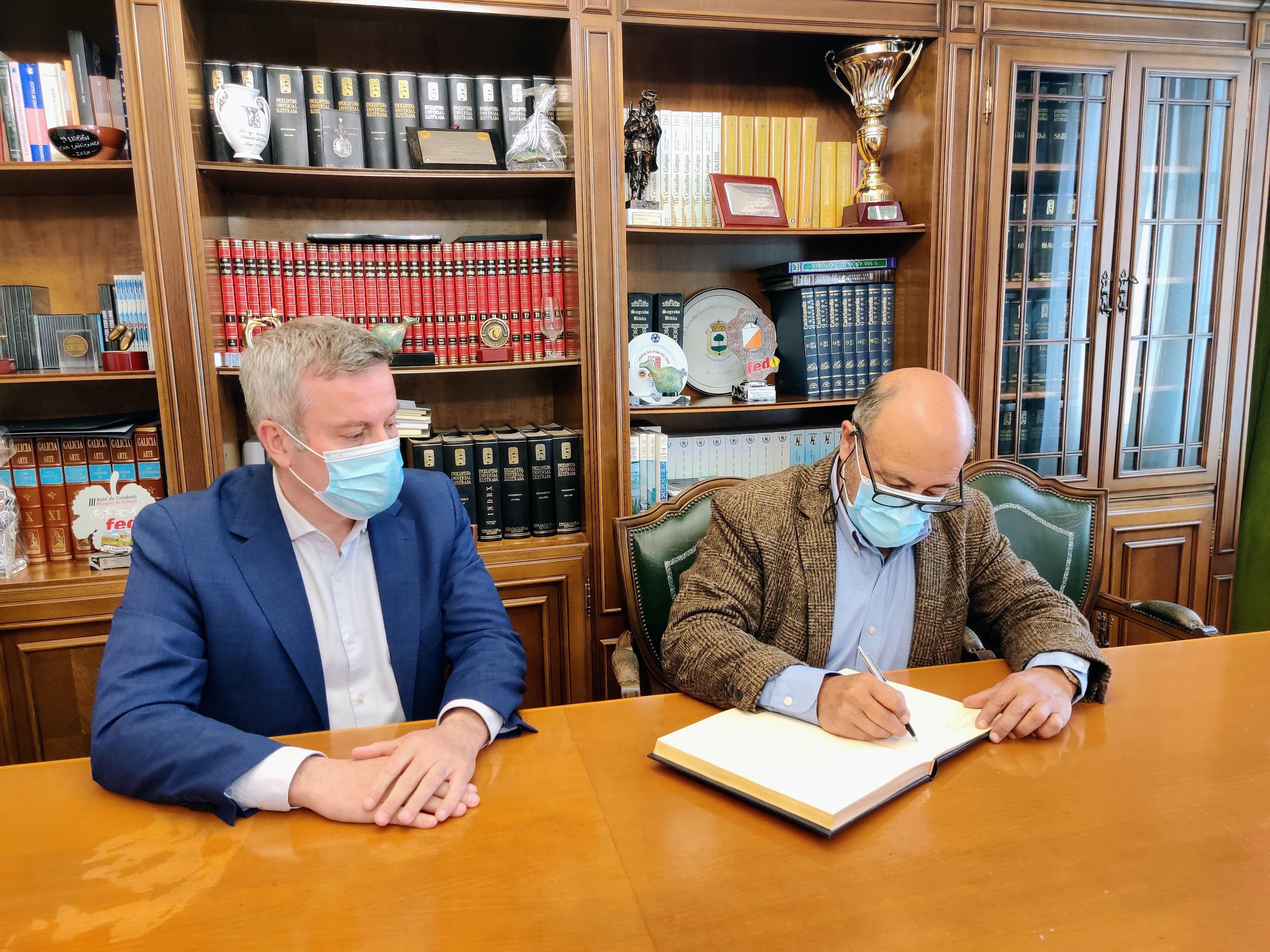 O Presidente da CHMiñoSil asinando no Libro de Honra do Concello na súa visita do mes de xullo de 2021