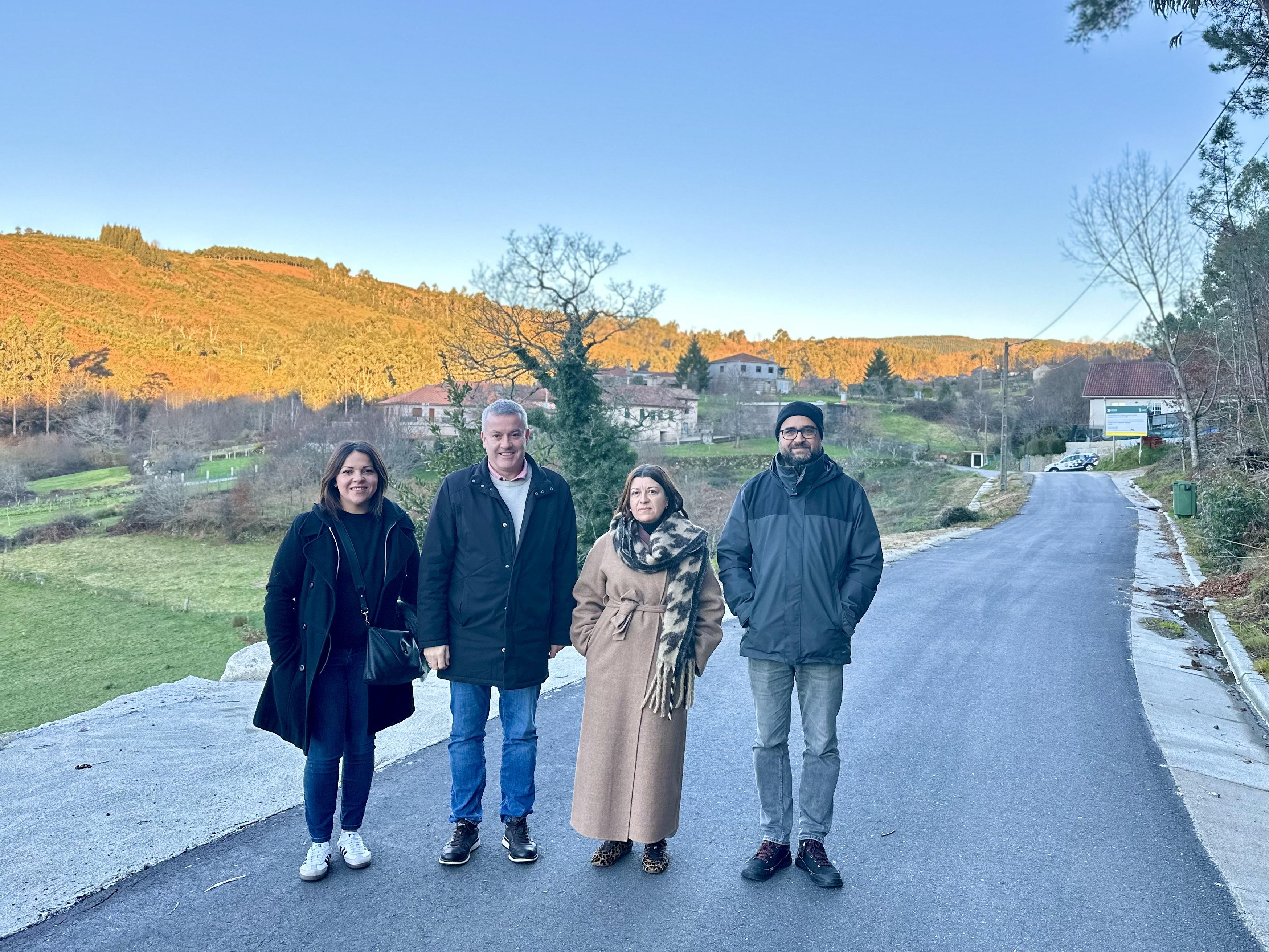 O Concello destinou 127.180,19€  para a construción de muros de contención e arranxo de viais na Xesteira- Senande e Aldeíña en Petán e na Costa de Oroso para asegurar as pistas municipais tras os temporais de choivas de 2022-2023.
