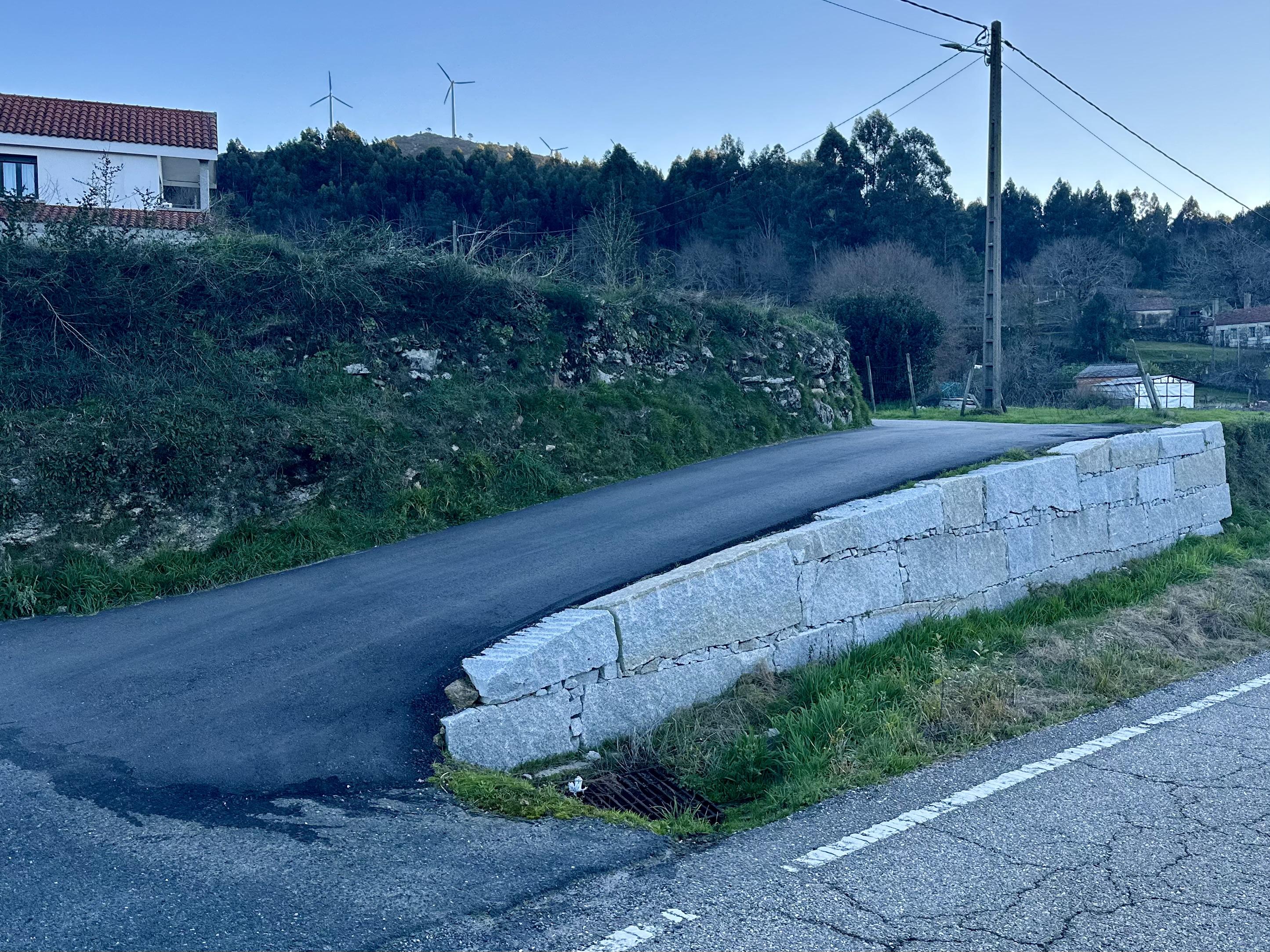 O Concello destinou 127.180,19€  para a construción de muros de contención e arranxo de viais na Xesteira- Senande e Aldeíña en Petán e na Costa de Oroso para asegurar as pistas municipais tras os temporais de choivas de 2022-2023.