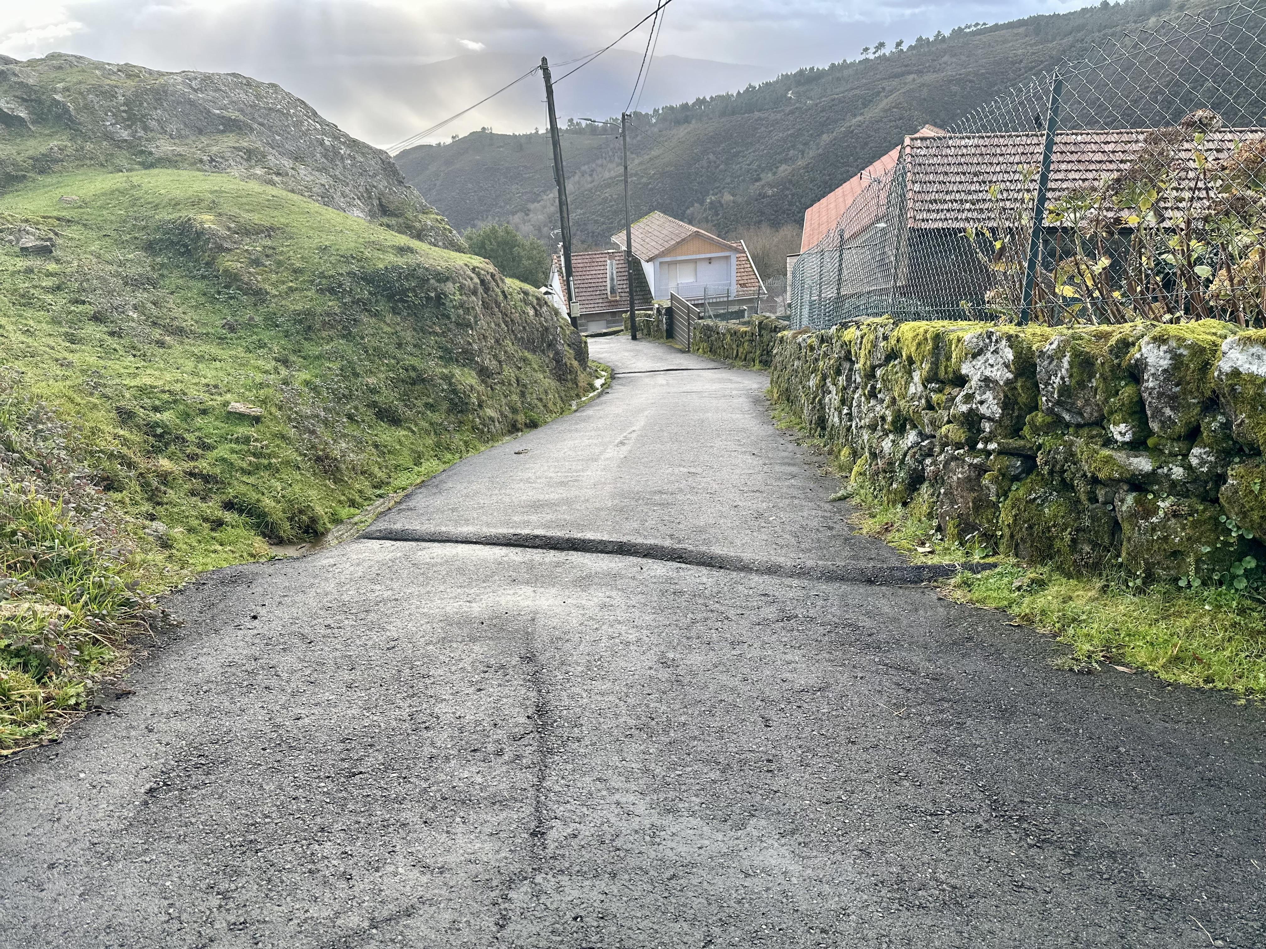O Alcalde visita os lugares de Folgoso, Vilamide, Cigarreira, Ibia e As Poldras, na parroquia de Parada, nos que se desenvolveron importantes obras de asfaltado de camiños.