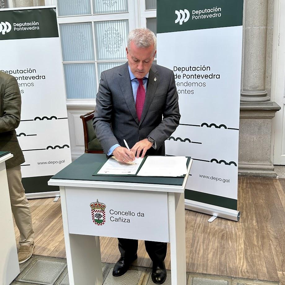 A Cañiza avanza na recuperación do espazo público coa humanización da rúa Antonio Facorro  O Alcalde da Cañiza, Luis Piña, e o presidente da Deputación de Pontevedra, Luis López Diéguez, asinaron esta mañá en Pontevedra o Convenio de Colaboración para a execución do proxecto de humanización da rúa Antonio Facorro. O acordo permitirá canalizar un investimento de 700.000 euros, achegados pola Deputación a través do «Plan Provincia Extraordinaria – Plan Extra», para financiar esta actuación estratéxica no cent