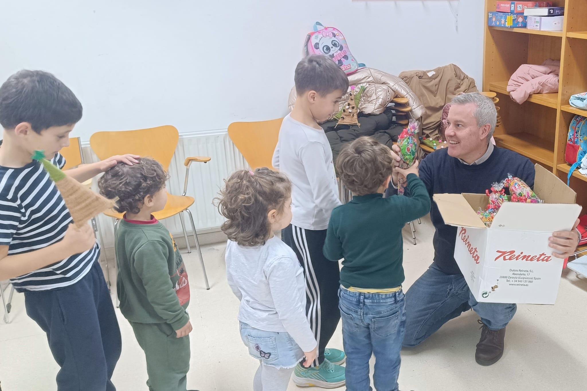 O Alcalde, Luis Piña, visita o Campamento de Nadal no seu último día de actividade
