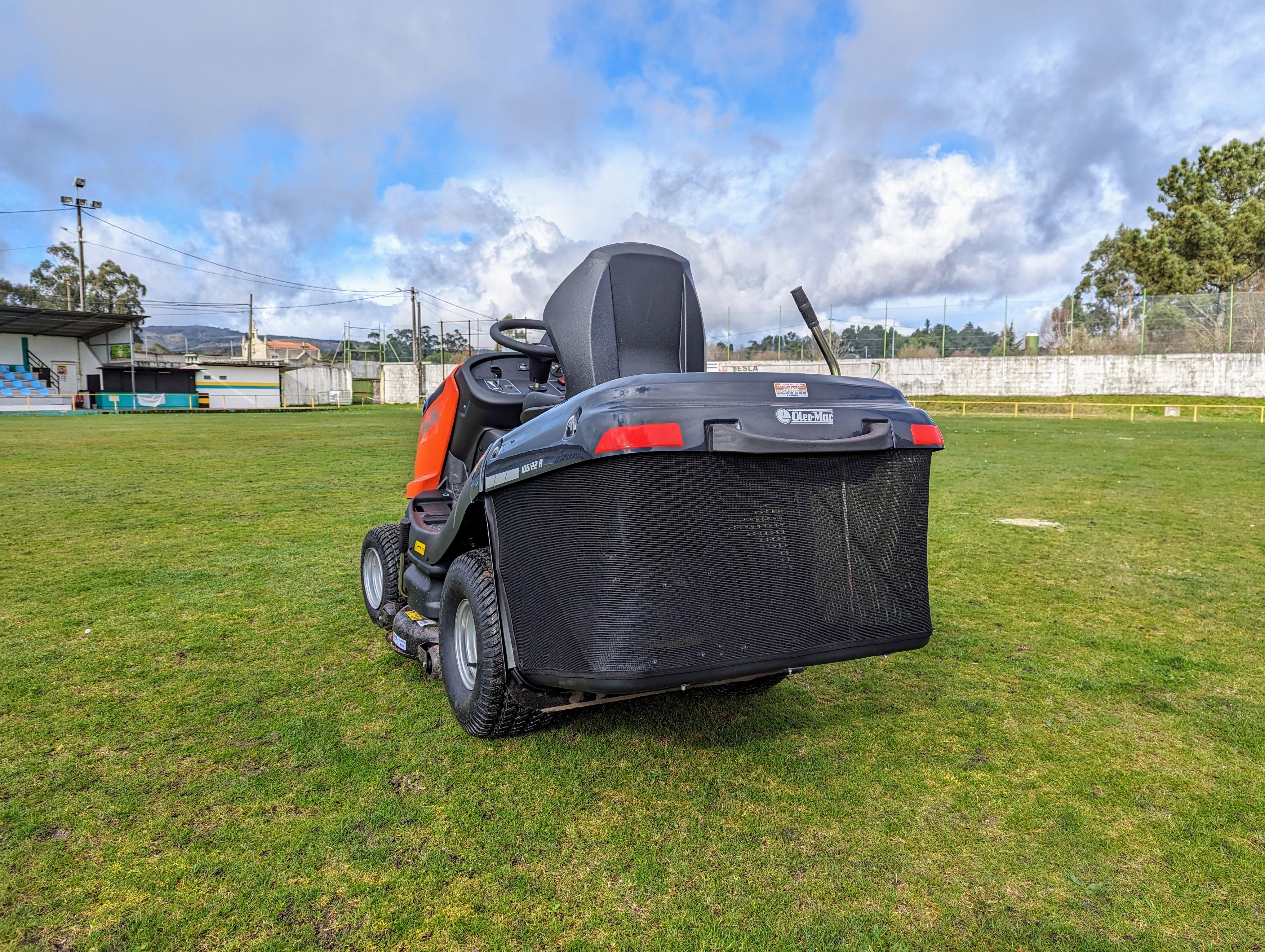 O campo de fútbol do VIEIRO estrea novo tractor cortacésped