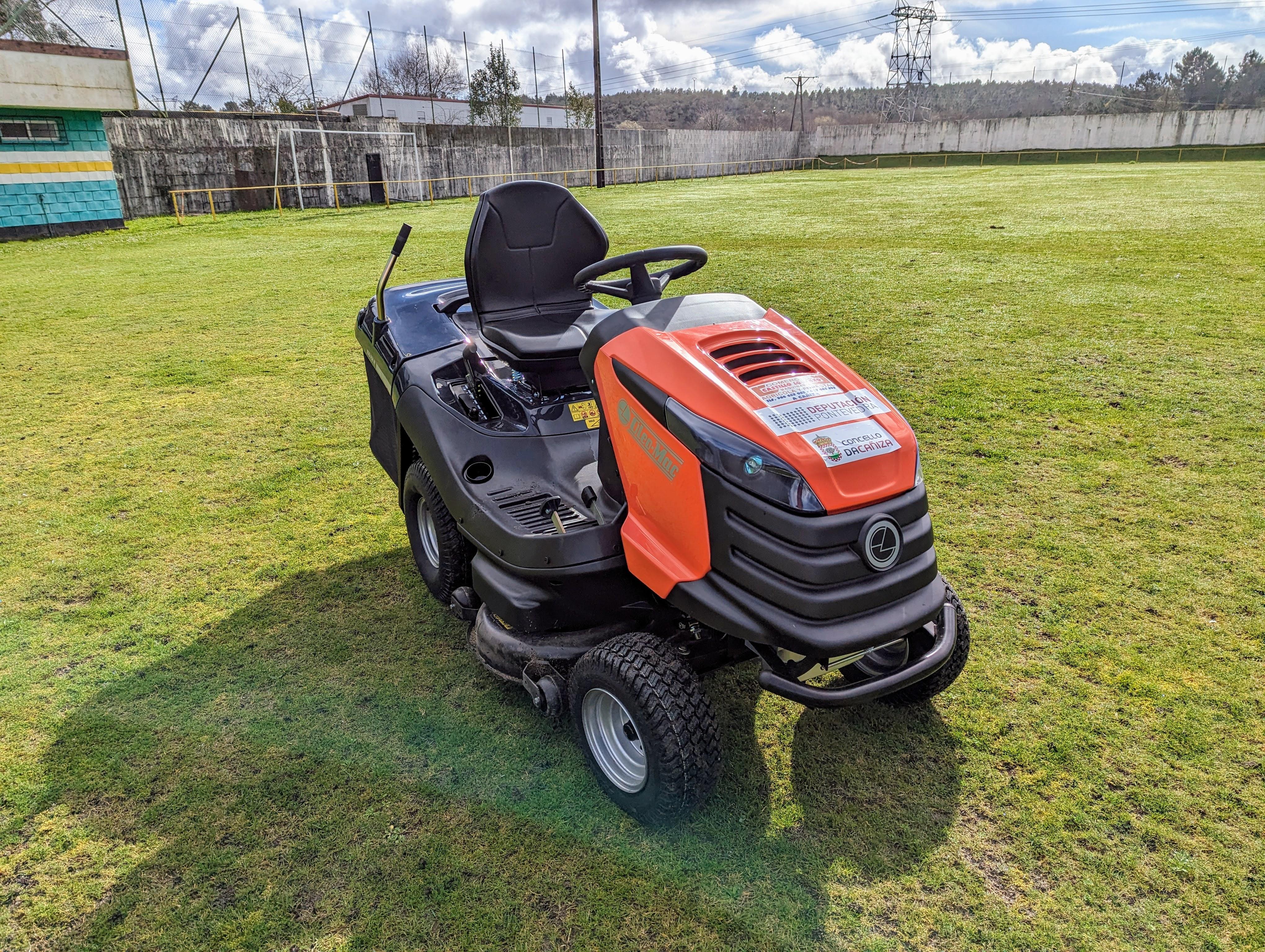 O campo de fútbol do VIEIRO estrea novo tractor cortacésped