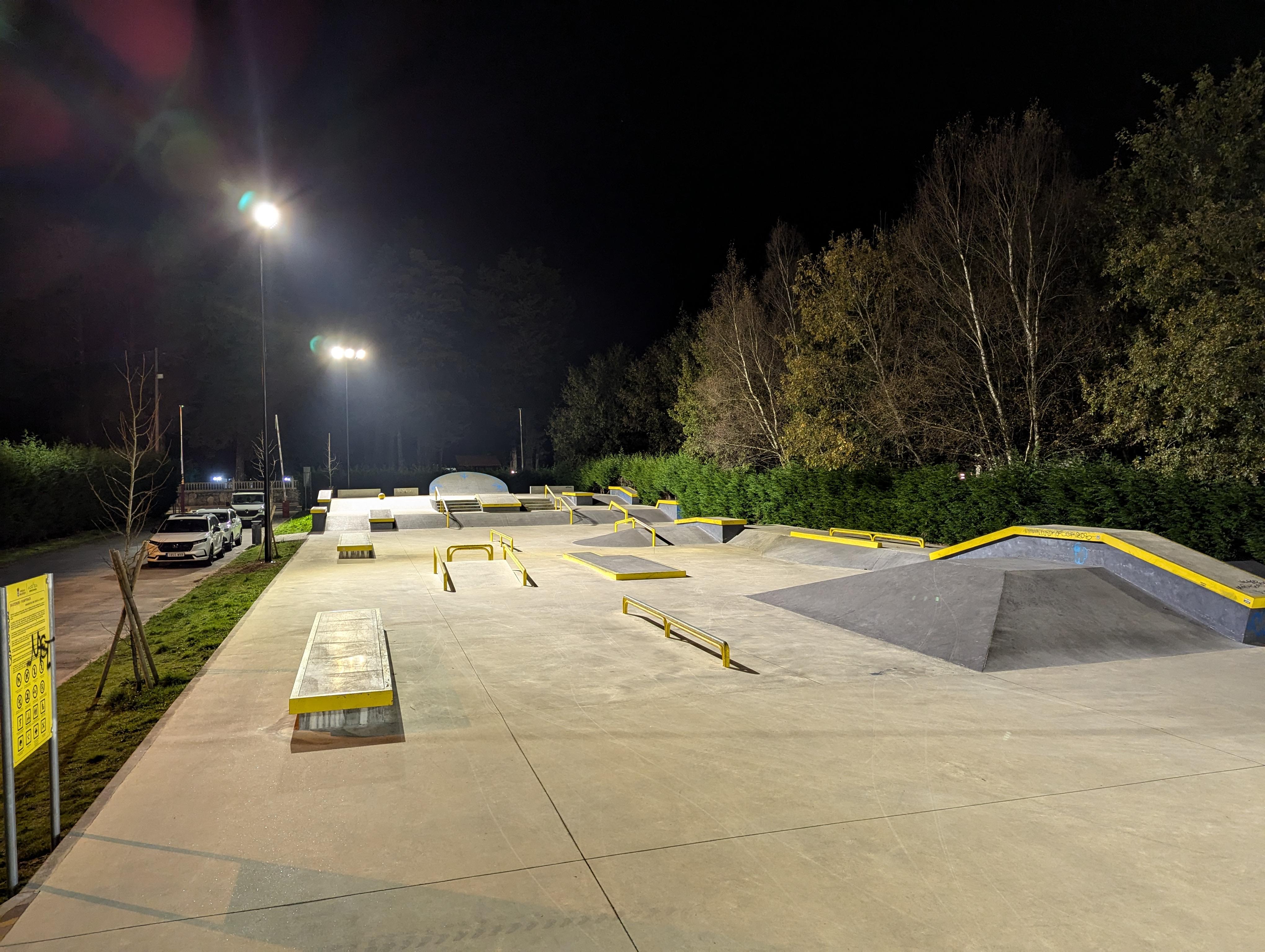 As pistas de skatepark  e pumptrak da Cañiza estrean iluminación  	O Alcalde anunciou esta mañá que xa están rematadas as obras de dotación de iluminación exterior pública nesta instalación deportiva, inaugurada o 5 de xuño de 2023.  	Luis Piña visitou onte pola noite as pistas, acompañado dos Concelleiros de Goberno,  de Maika Martínez e Marcos Núñez, enxeñeiros da empresa encargada da redacción do proxecto e dirección da obra, Geourban Ingeniería Ambiental y Urbanismo S.L., así como do xerente da empres
