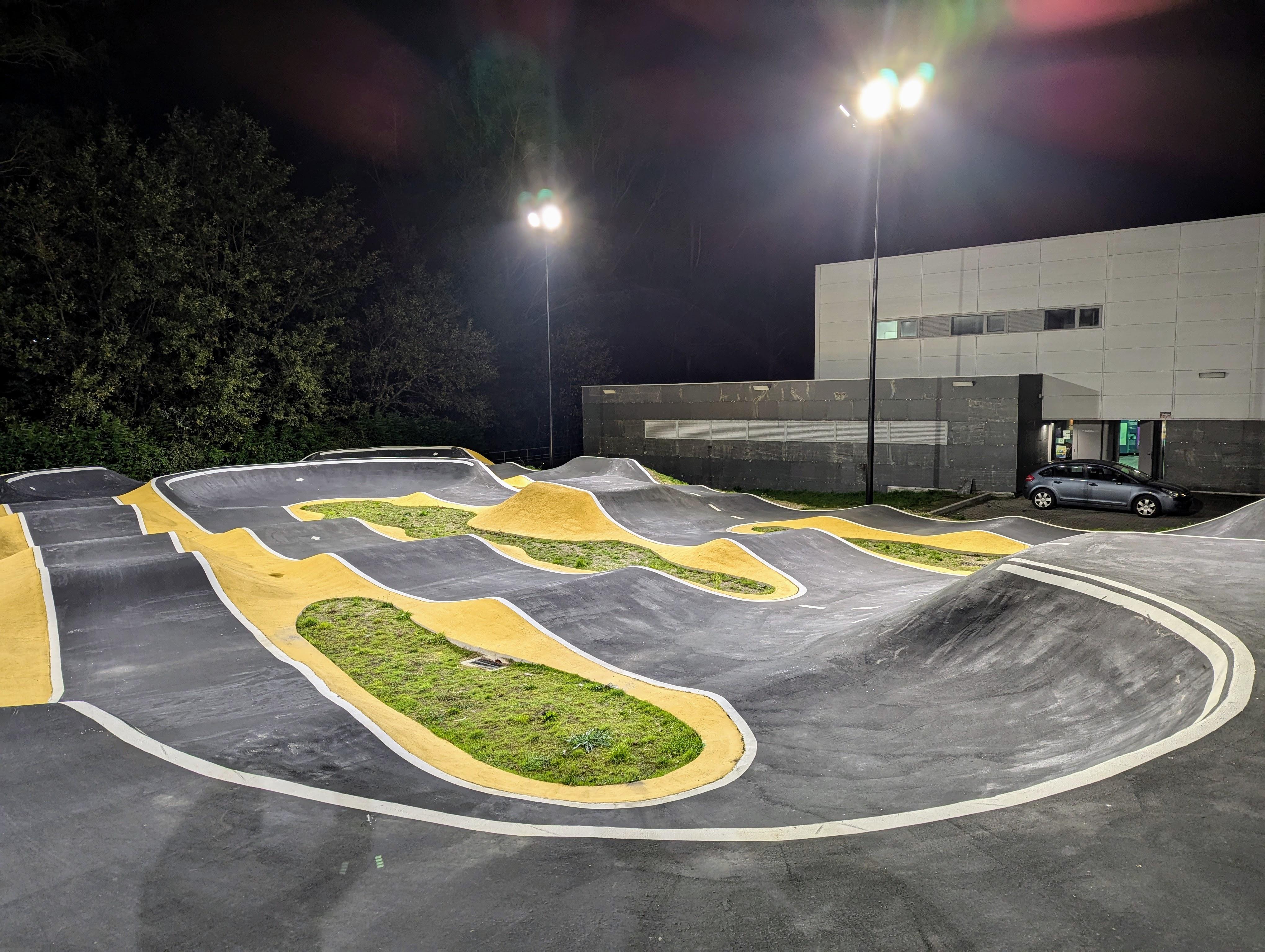 As pistas de skatepark  e pumptrak da Cañiza estrean iluminación  	O Alcalde anunciou esta mañá que xa están rematadas as obras de dotación de iluminación exterior pública nesta instalación deportiva, inaugurada o 5 de xuño de 2023.  	Luis Piña visitou onte pola noite as pistas, acompañado dos Concelleiros de Goberno,  de Maika Martínez e Marcos Núñez, enxeñeiros da empresa encargada da redacción do proxecto e dirección da obra, Geourban Ingeniería Ambiental y Urbanismo S.L., así como do xerente da empres