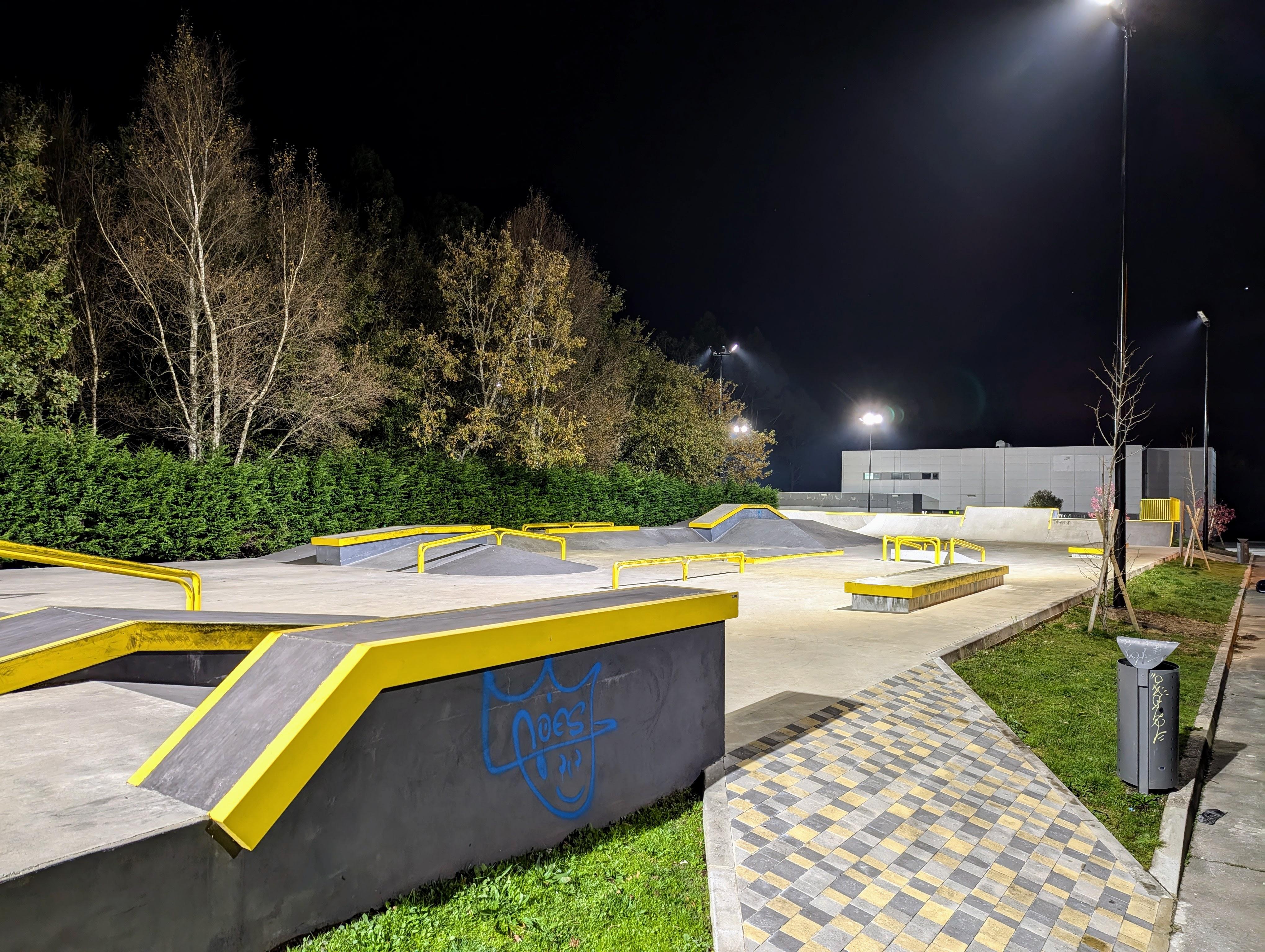 As pistas de skatepark  e pumptrak da Cañiza estrean iluminación  	O Alcalde anunciou esta mañá que xa están rematadas as obras de dotación de iluminación exterior pública nesta instalación deportiva, inaugurada o 5 de xuño de 2023.  	Luis Piña visitou onte pola noite as pistas, acompañado dos Concelleiros de Goberno,  de Maika Martínez e Marcos Núñez, enxeñeiros da empresa encargada da redacción do proxecto e dirección da obra, Geourban Ingeniería Ambiental y Urbanismo S.L., así como do xerente da empres