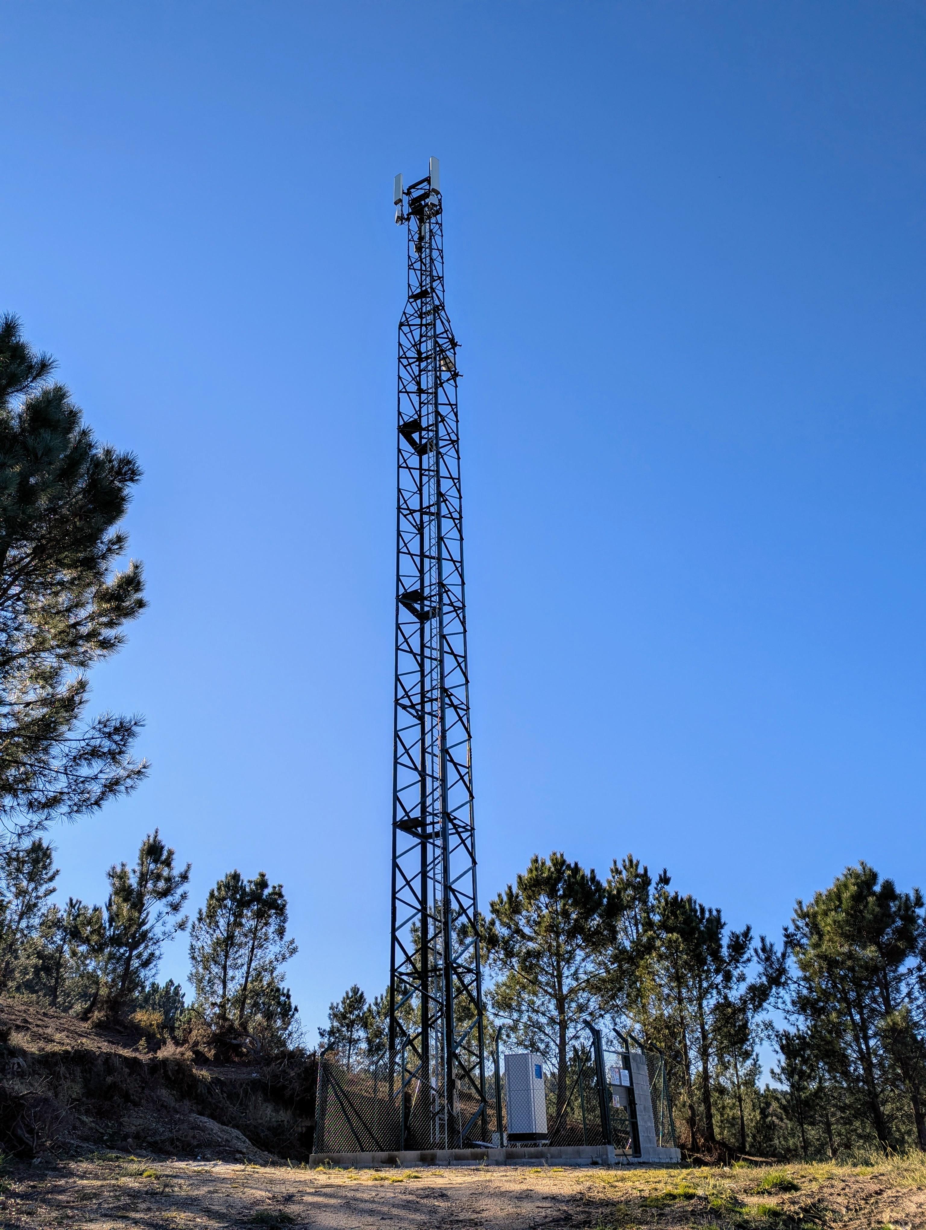 O Alcalde Luis Piña visita no Couto a nova instalación de cobertura de telefonía móbil, operativa dende o pasado mes de decembro.