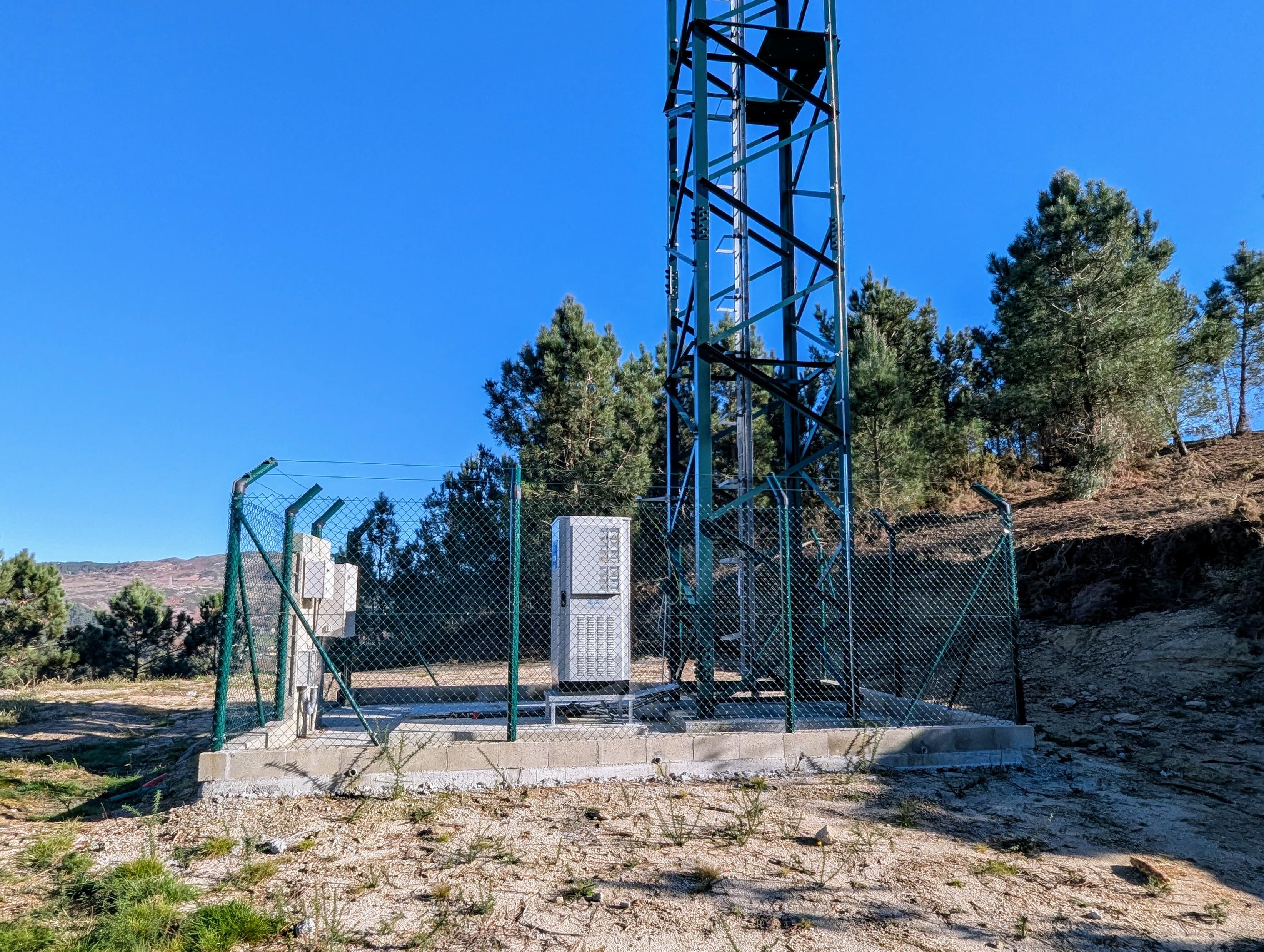 O Alcalde Luis Piña visita no Couto a nova instalación de cobertura de telefonía móbil, operativa dende o pasado mes de decembro.