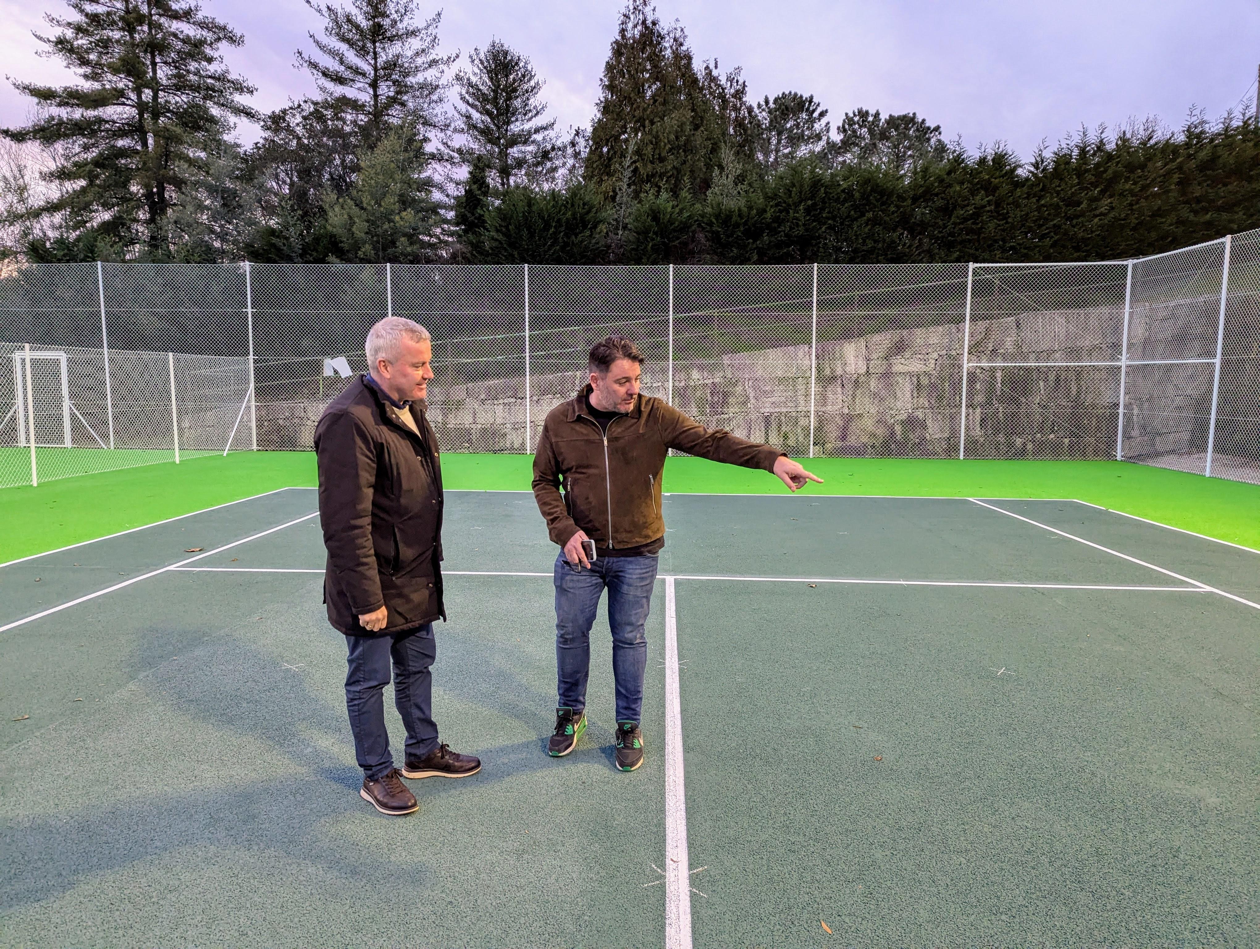 O Alcalde visita as obras de reforma integral das pistas de tenis municipais rematadas nestes primeiros días de xaneiro