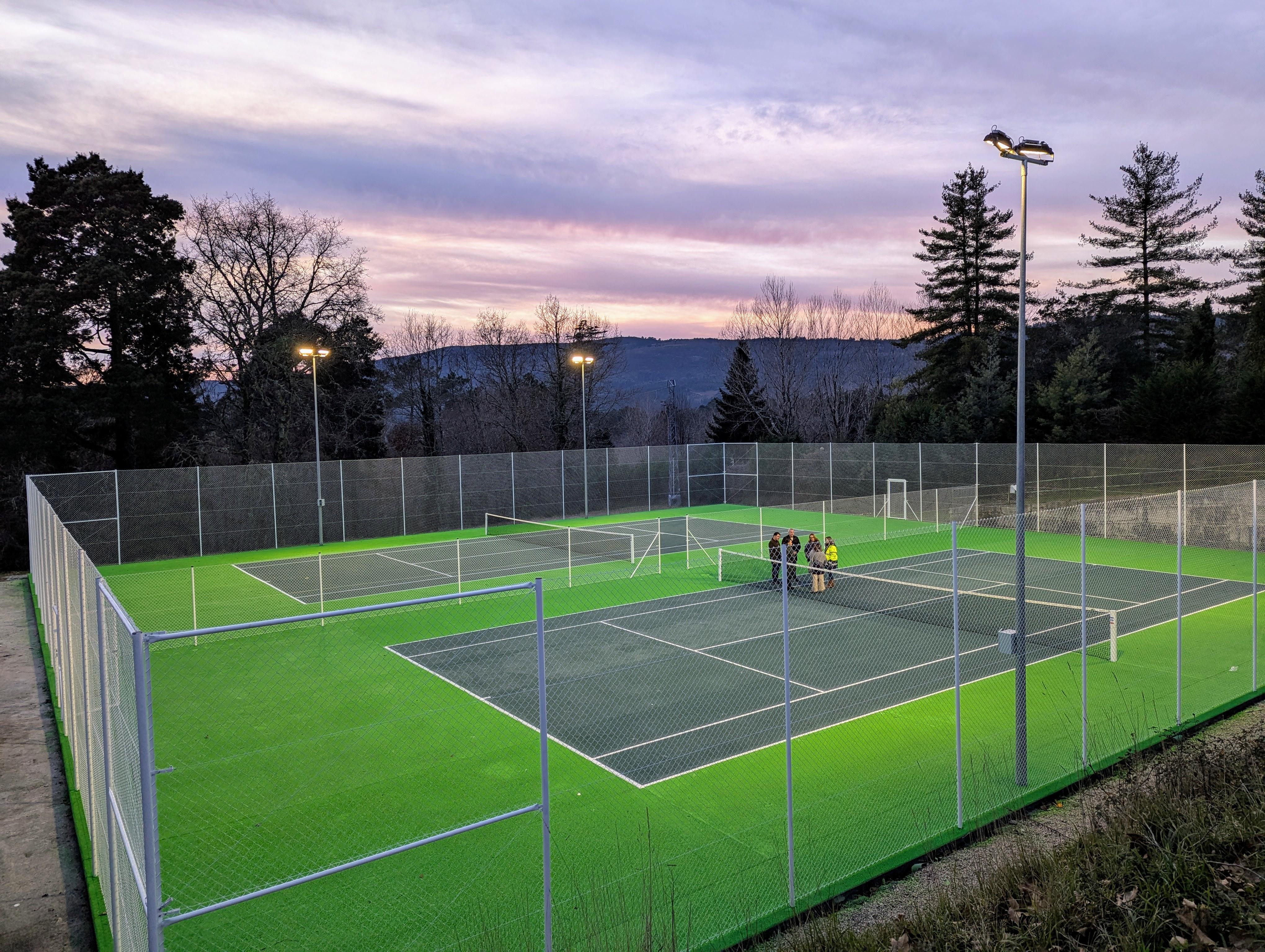 O Alcalde visita as obras de reforma integral das pistas de tenis municipais rematadas nestes primeiros días de xaneiro