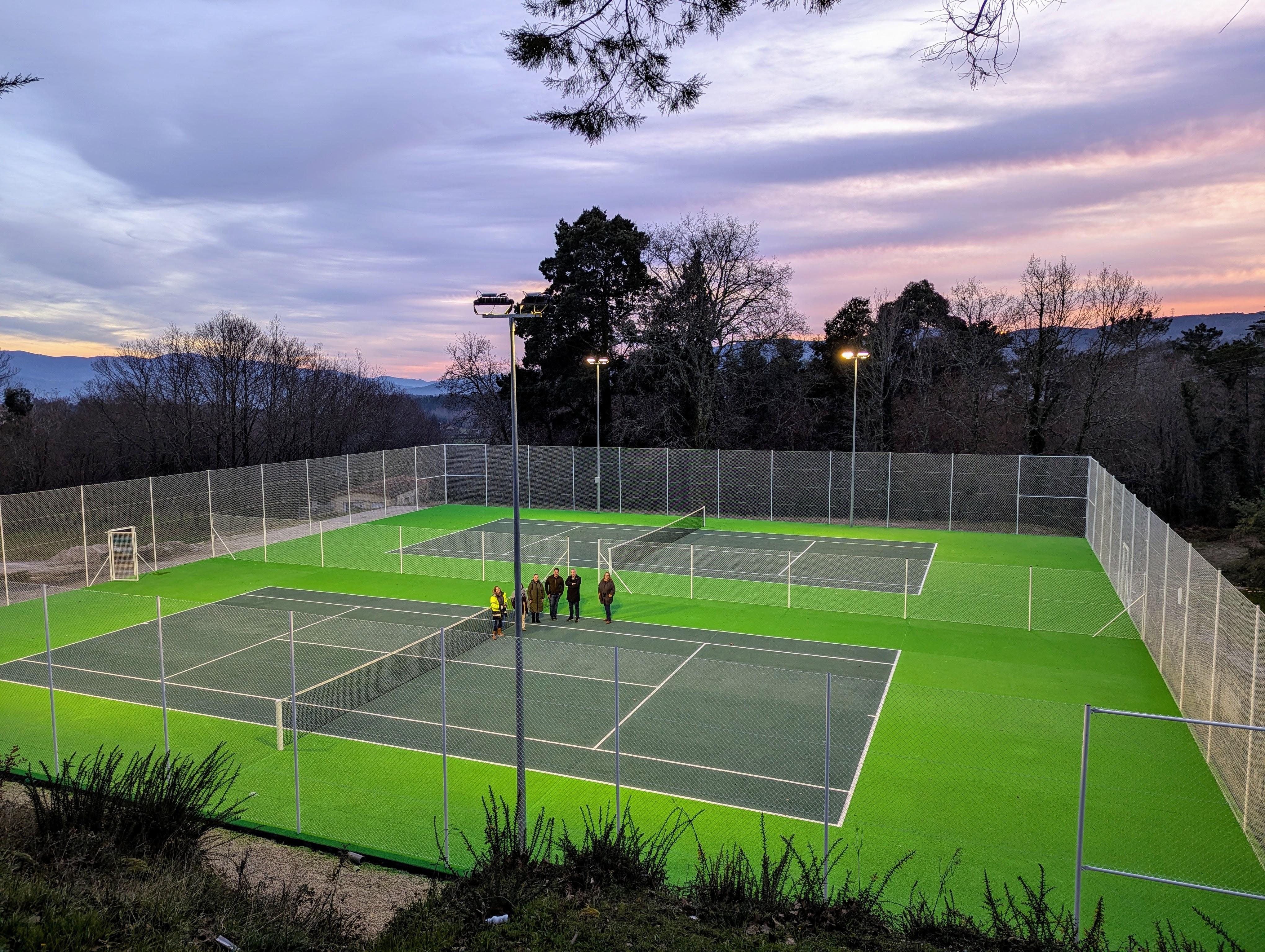 O Alcalde visita as obras de reforma integral das pistas de tenis municipais rematadas nestes primeiros días de xaneiro