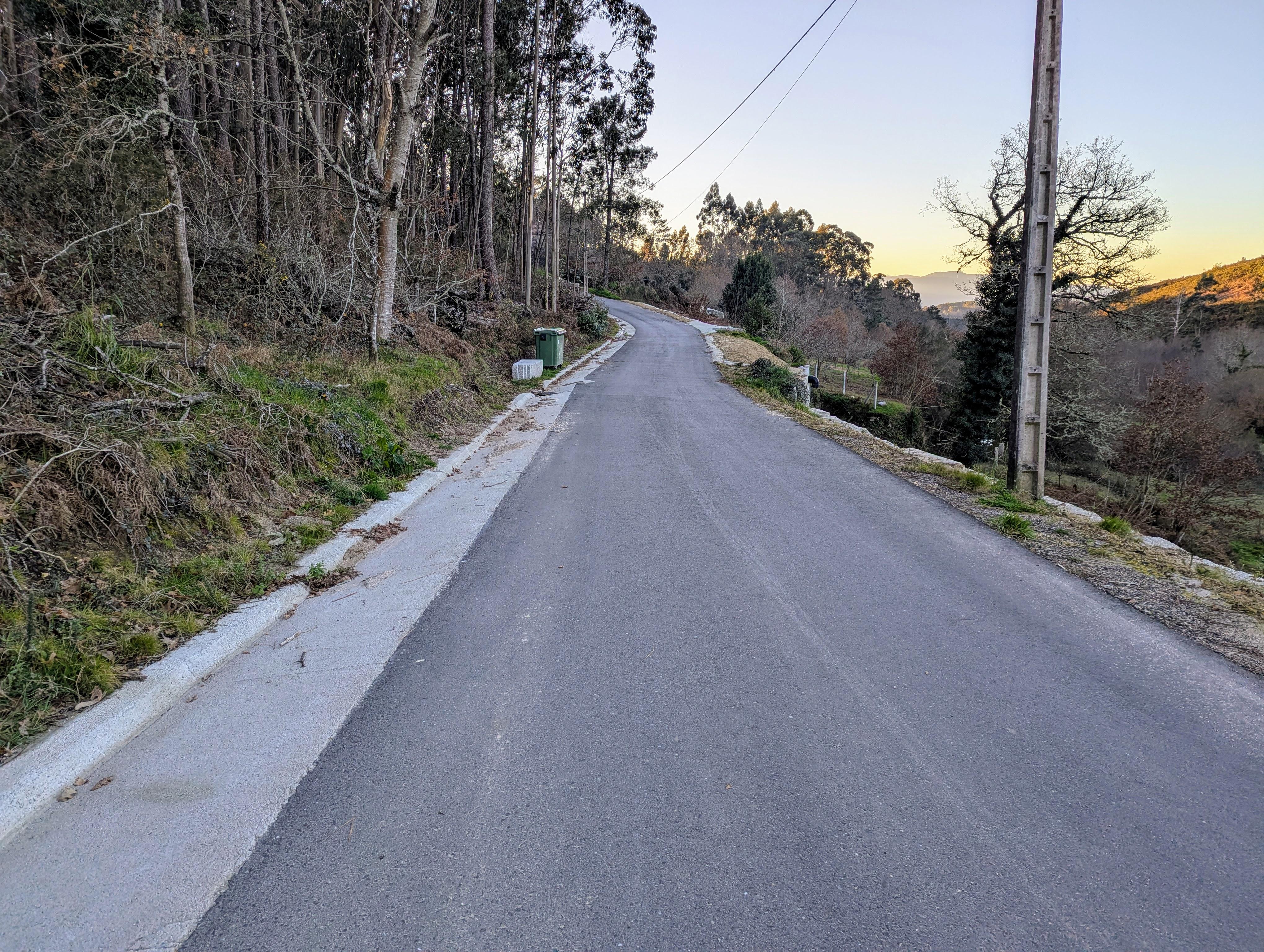 O Concello destinou 127.180,19€  para a construción de muros de contención e arranxo de viais na Xesteira- Senande e Aldeíña en Petán e na Costa de Oroso para asegurar as pistas municipais tras os temporais de choivas de 2022-2023.