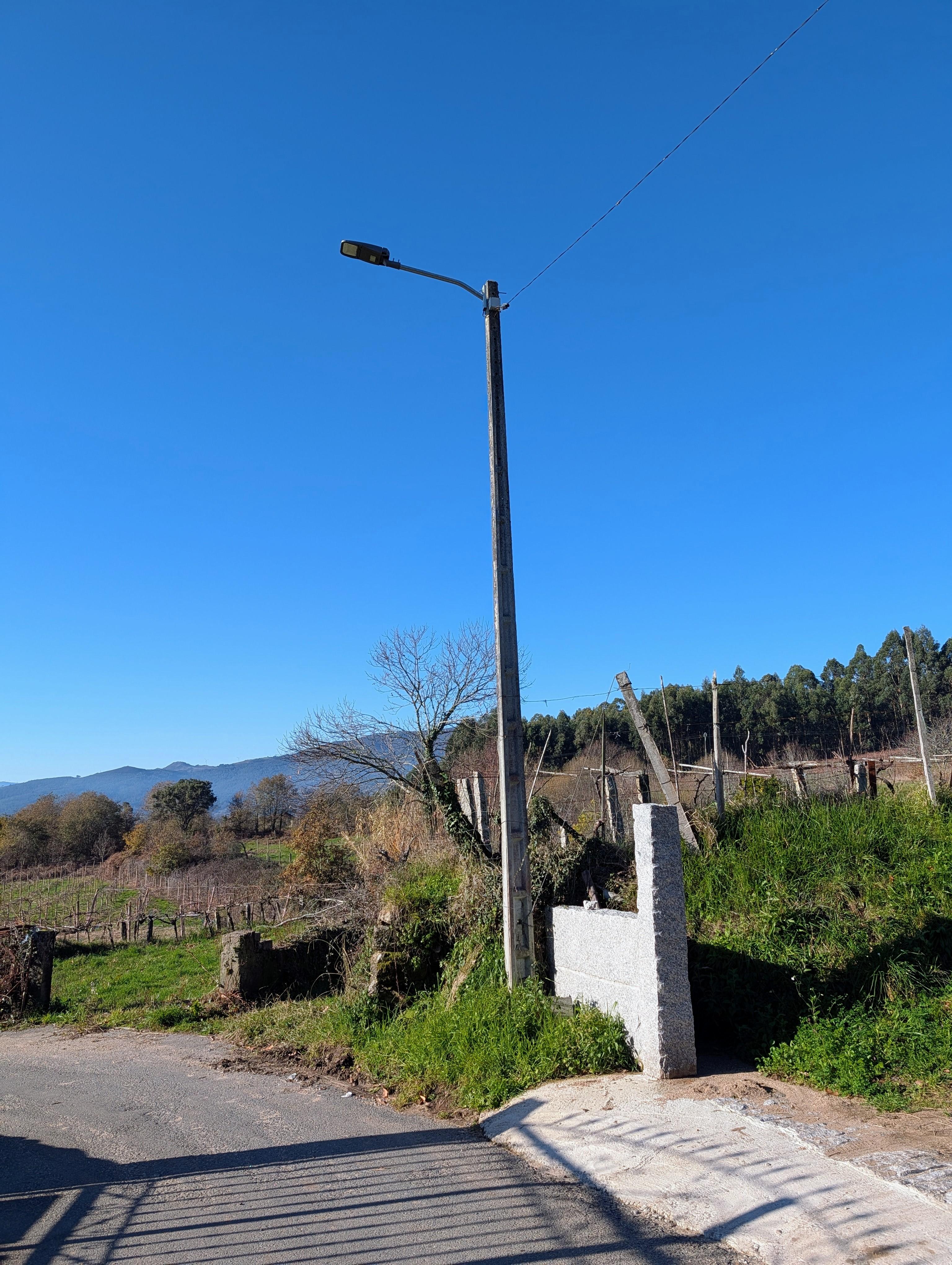 O Alcalde Luis Piña visitou esta mañá as obras recentemente rematadas de mellora da eficiencia enerxética do alumeado público nas zonas de Campo da Feira, As Laxas, Gorgullón e Poulo.