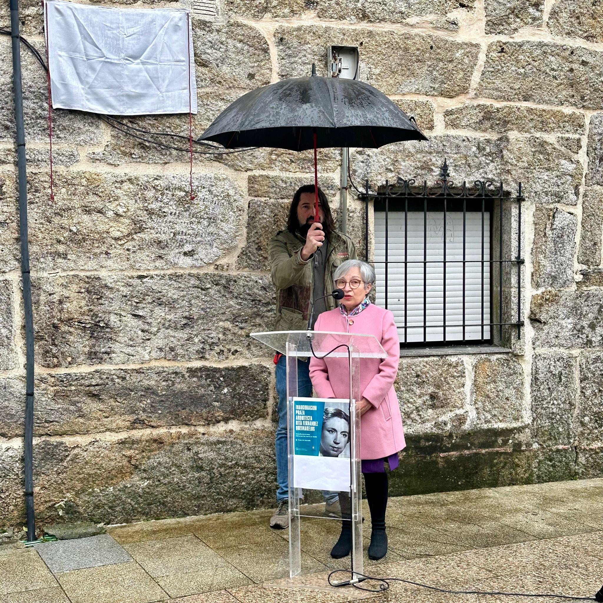 A Cañiza e o Colexio de Arquitectos de Galicia renden homenaxe a Rita Fernández Queimadelos, unha arquitecta pioneira galega que a partires de hoxe da nome á Praza do Mercado