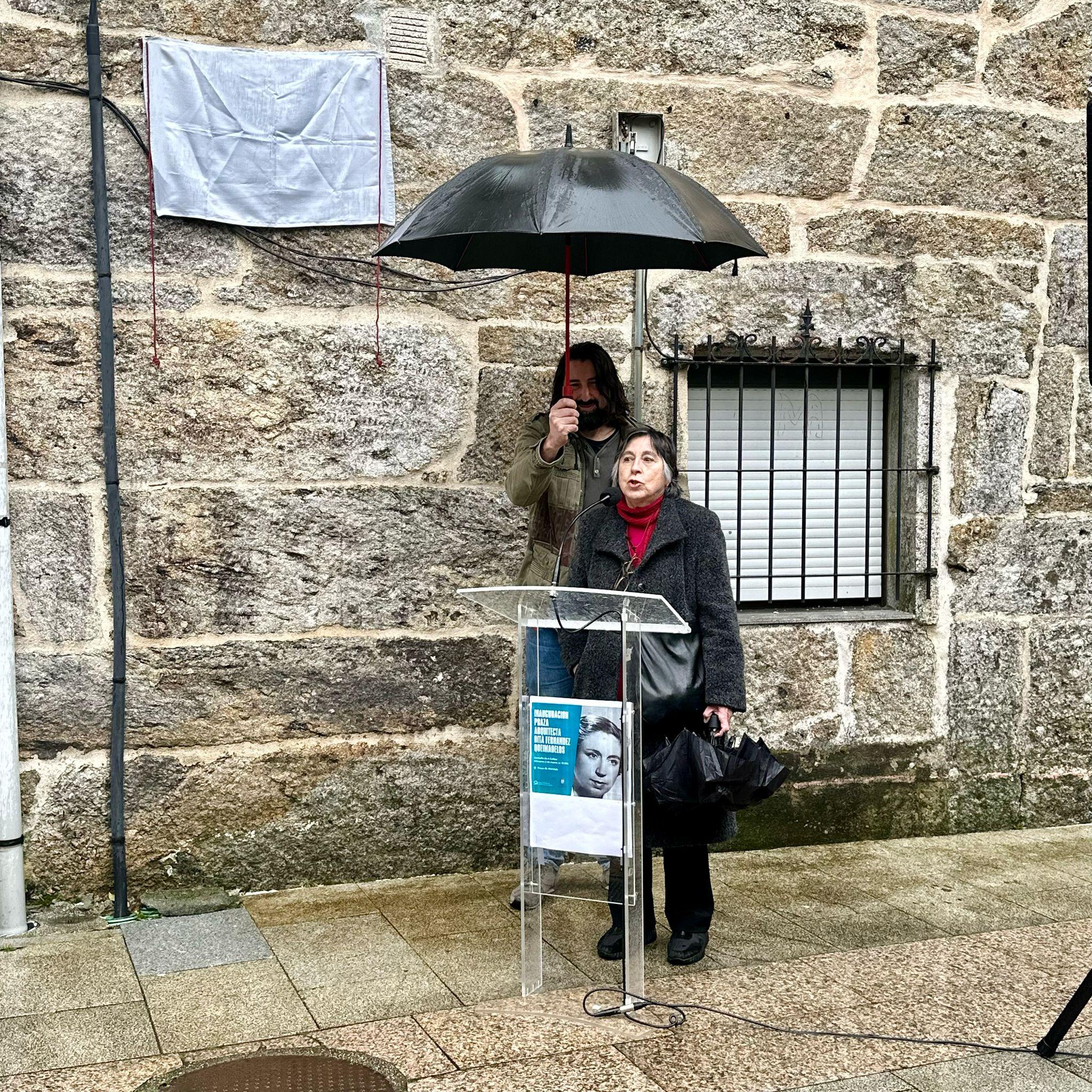 A Cañiza e o Colexio de Arquitectos de Galicia renden homenaxe a Rita Fernández Queimadelos, unha arquitecta pioneira galega que a partires de hoxe da nome á Praza do Mercado