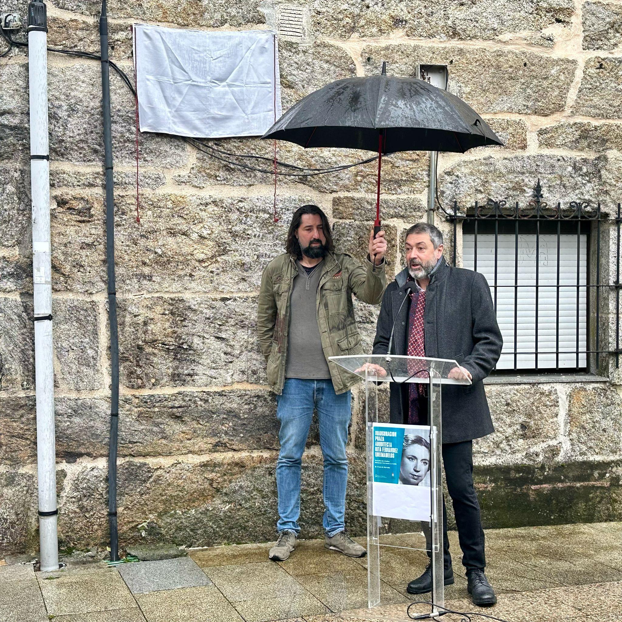 A Cañiza e o Colexio de Arquitectos de Galicia renden homenaxe a Rita Fernández Queimadelos, unha arquitecta pioneira galega que a partires de hoxe da nome á Praza do Mercado