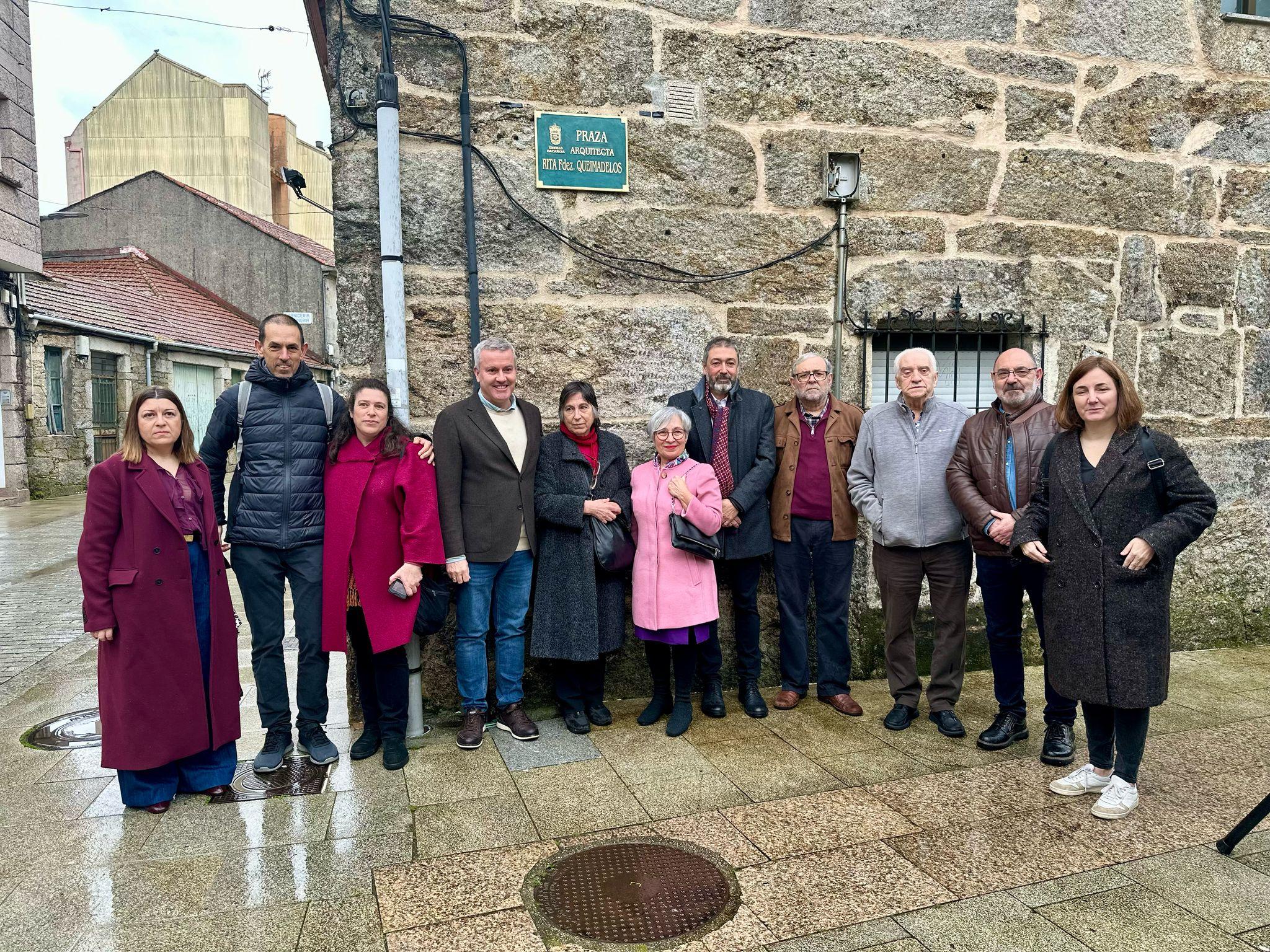 A Cañiza e o Colexio de Arquitectos de Galicia renden homenaxe a Rita Fernández Queimadelos, unha arquitecta pioneira galega que a partires de hoxe da nome á Praza do Mercado